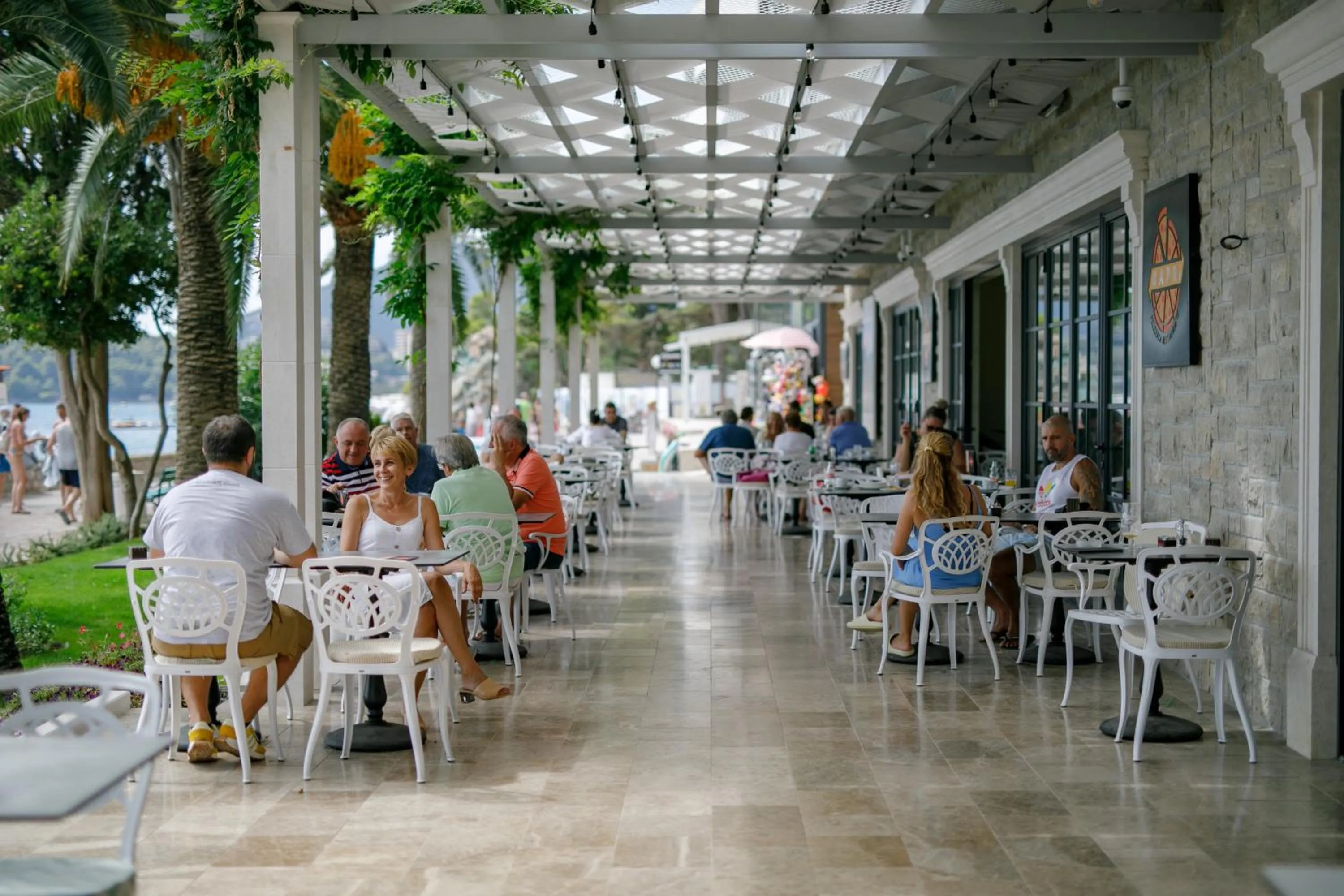 Restaurant/places to eat in Sunraf Luxe Apartments