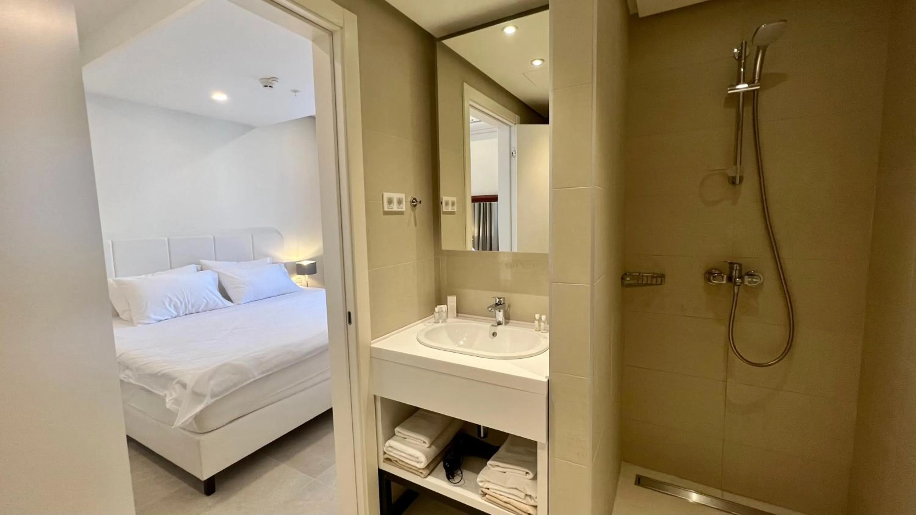 Bathroom, Bed in Sunraf Luxe Apartments