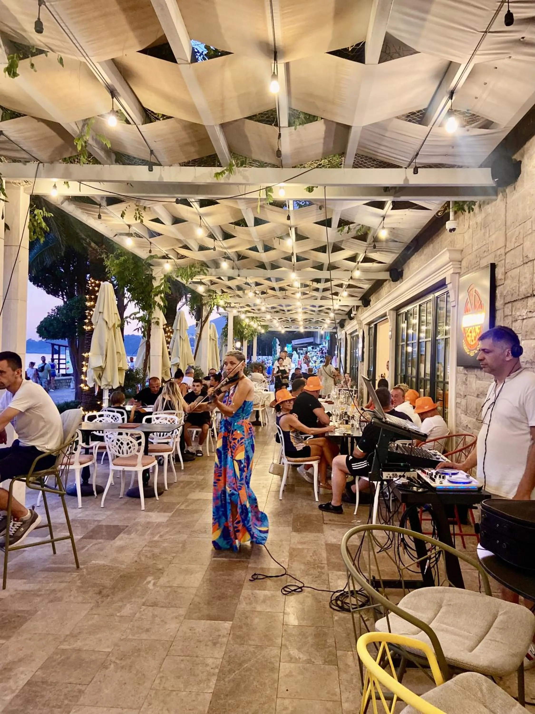 Restaurant/places to eat in Sunraf Luxe Apartments