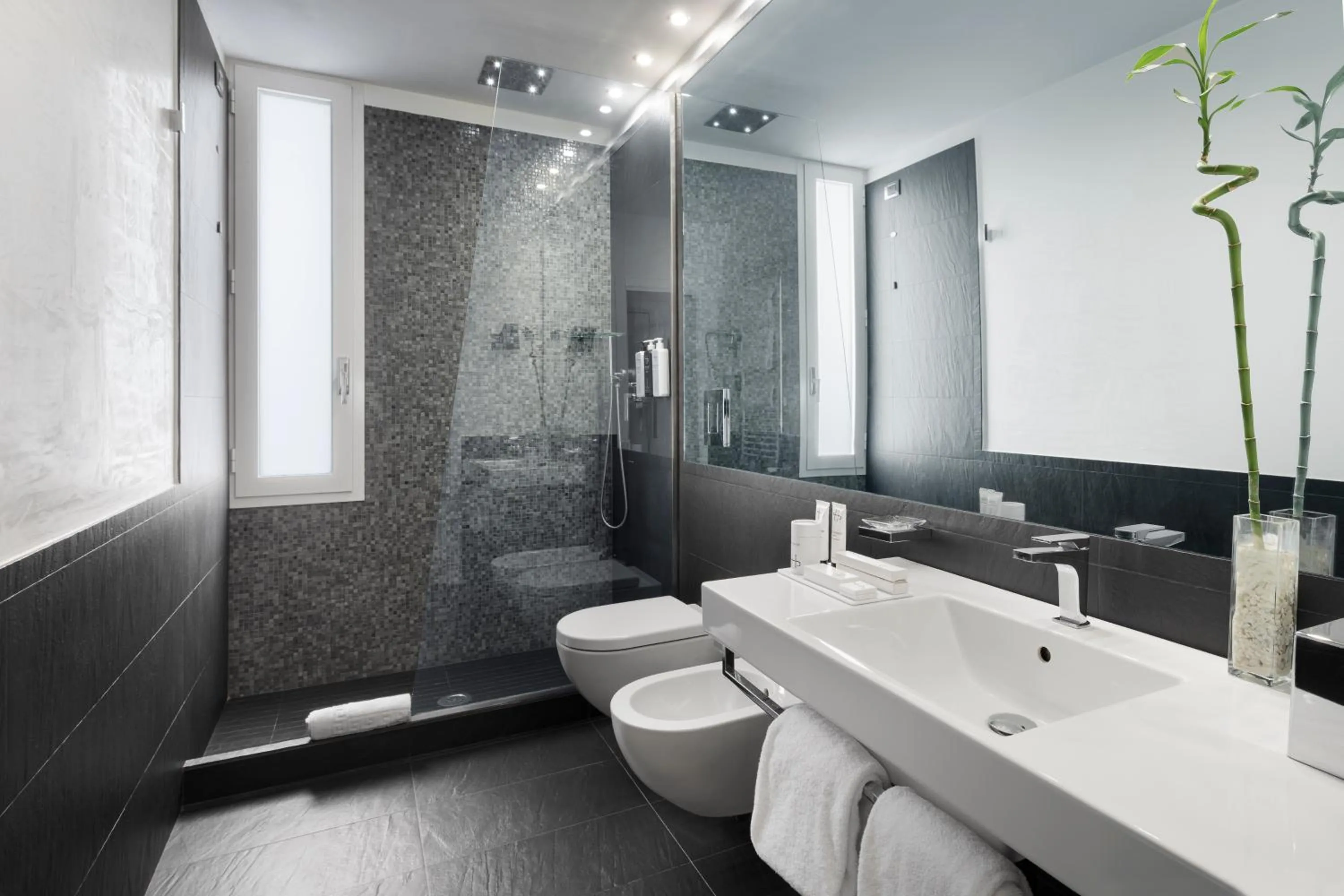 Bathroom in LHP Hotel Montecatini Palace & SPA