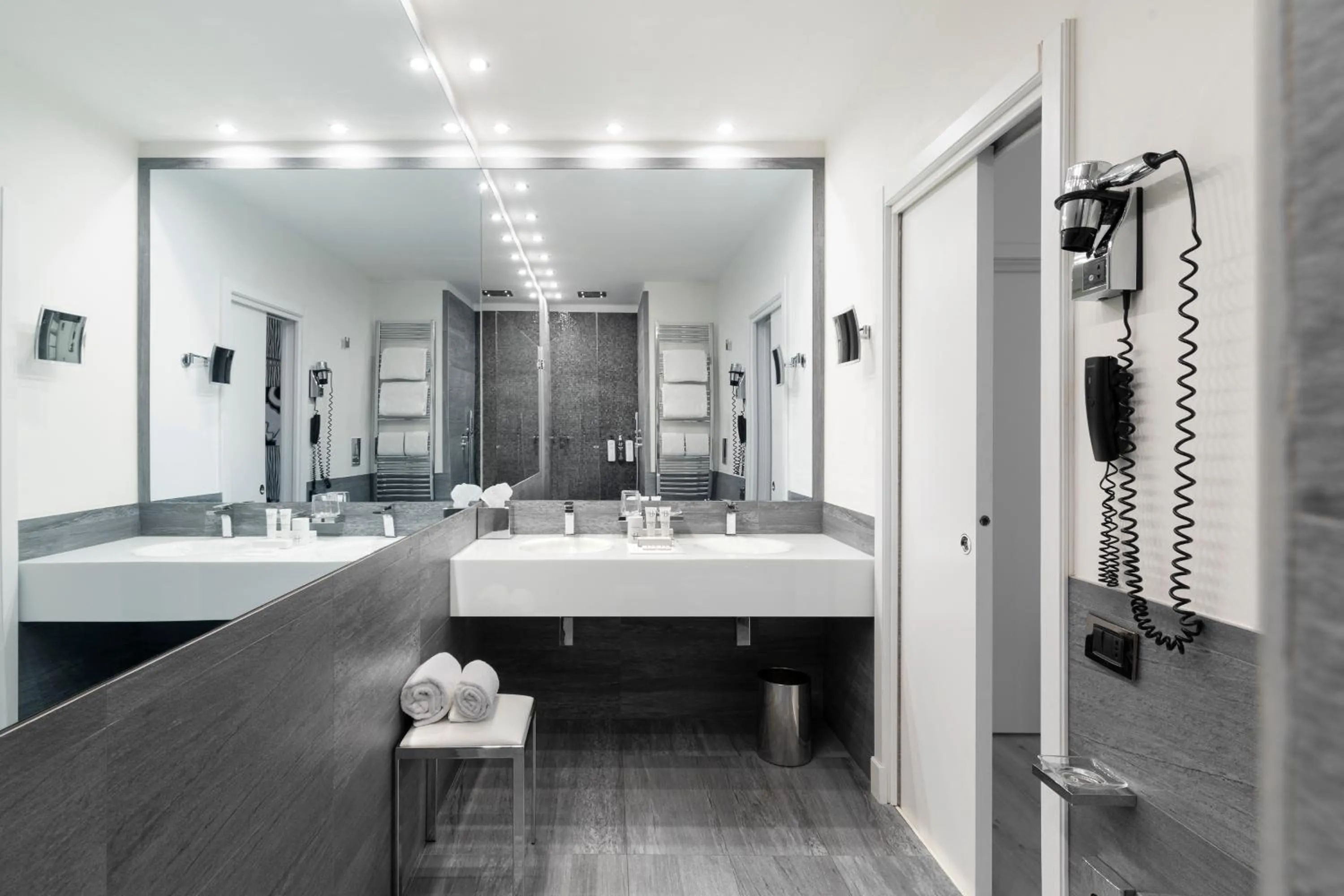 Bathroom in LHP Hotel Montecatini Palace & SPA