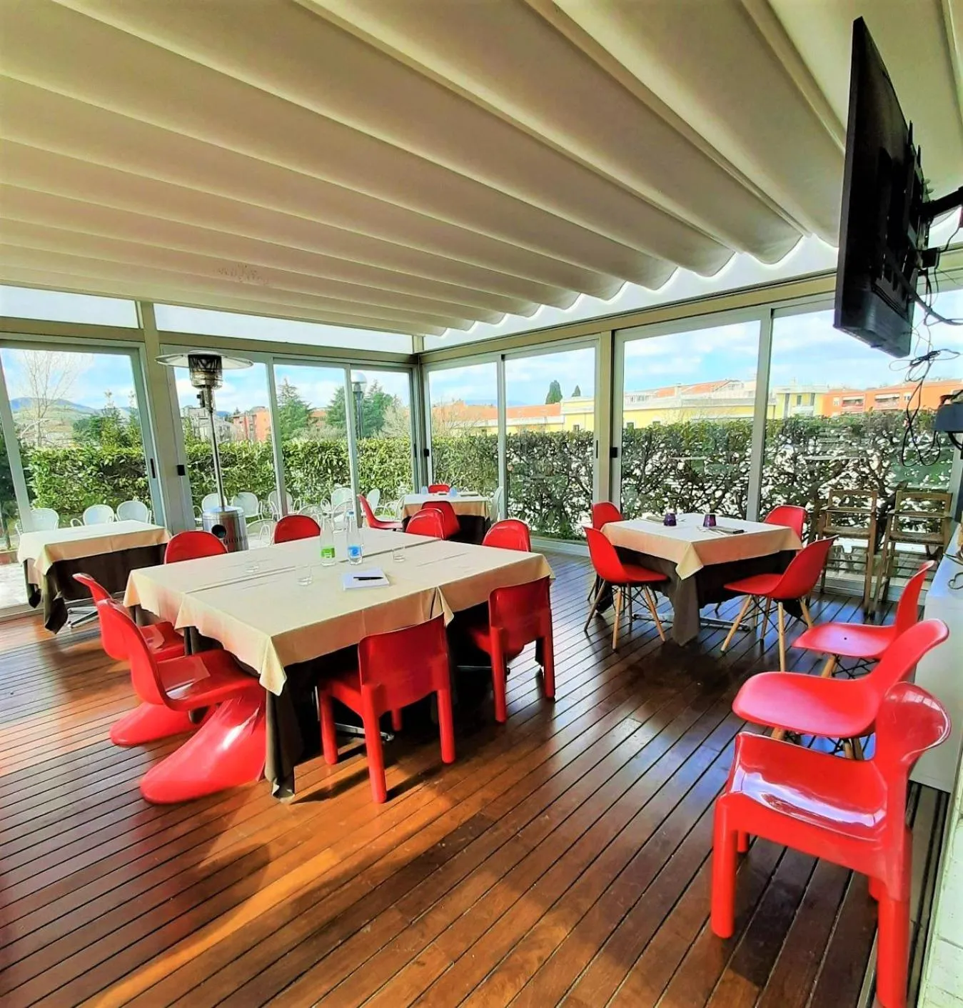 Restaurant/places to eat in LH Hotel Arca Street Art