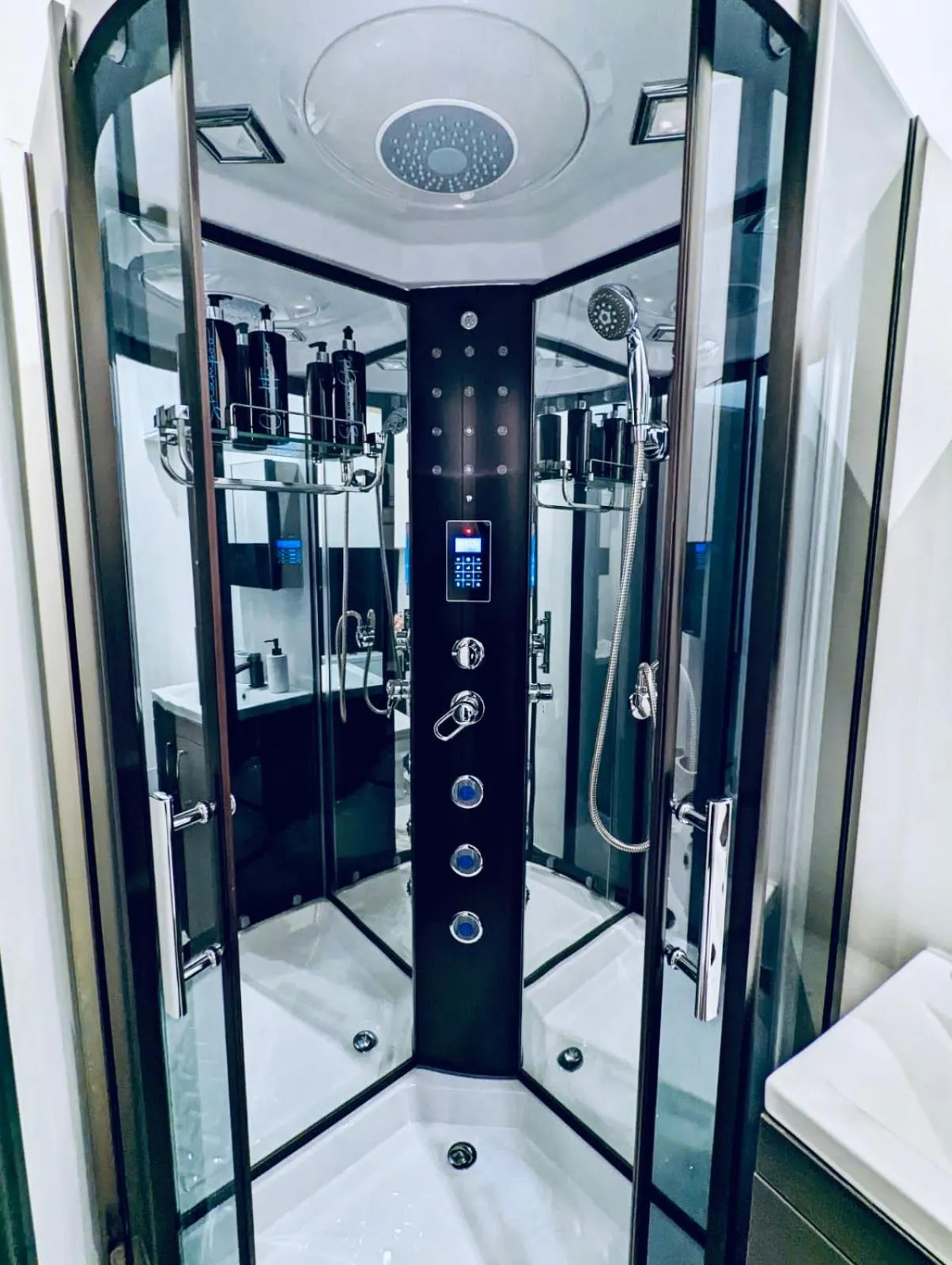 Duke and Duchess Apartments and Rooms - Private in Room Hot Tub Suites