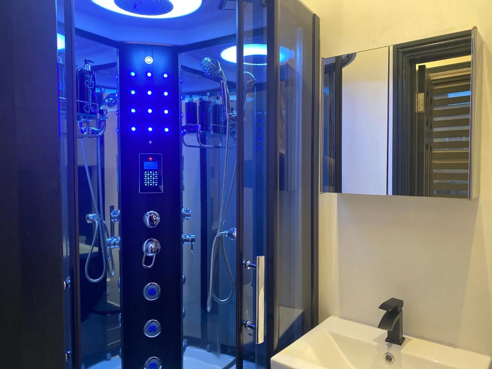 Duke and Duchess Apartments and Rooms - Private in Room Hot Tub Suites