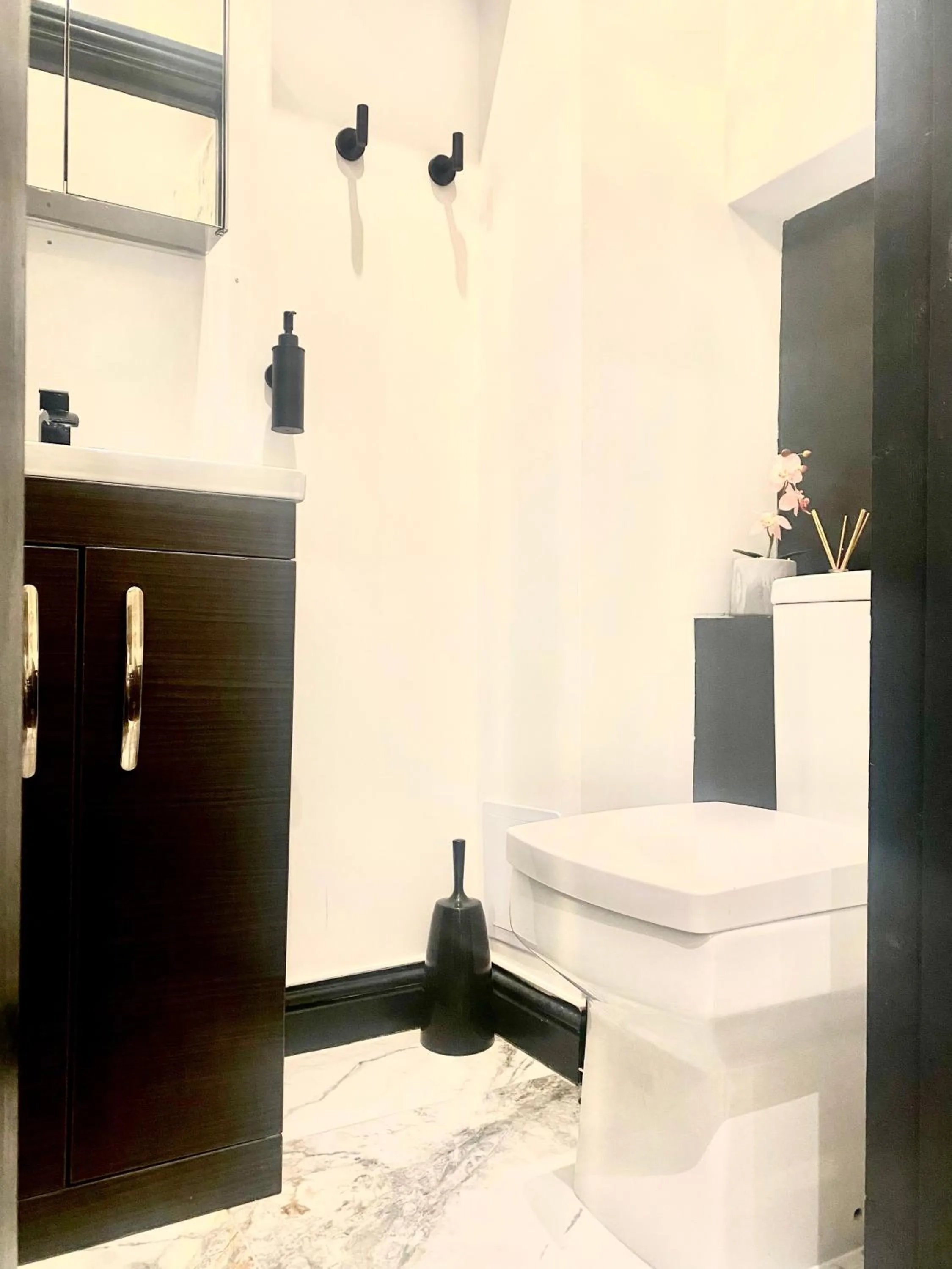 Duke and Duchess Apartments and Rooms - Private in Room Hot Tub Suites