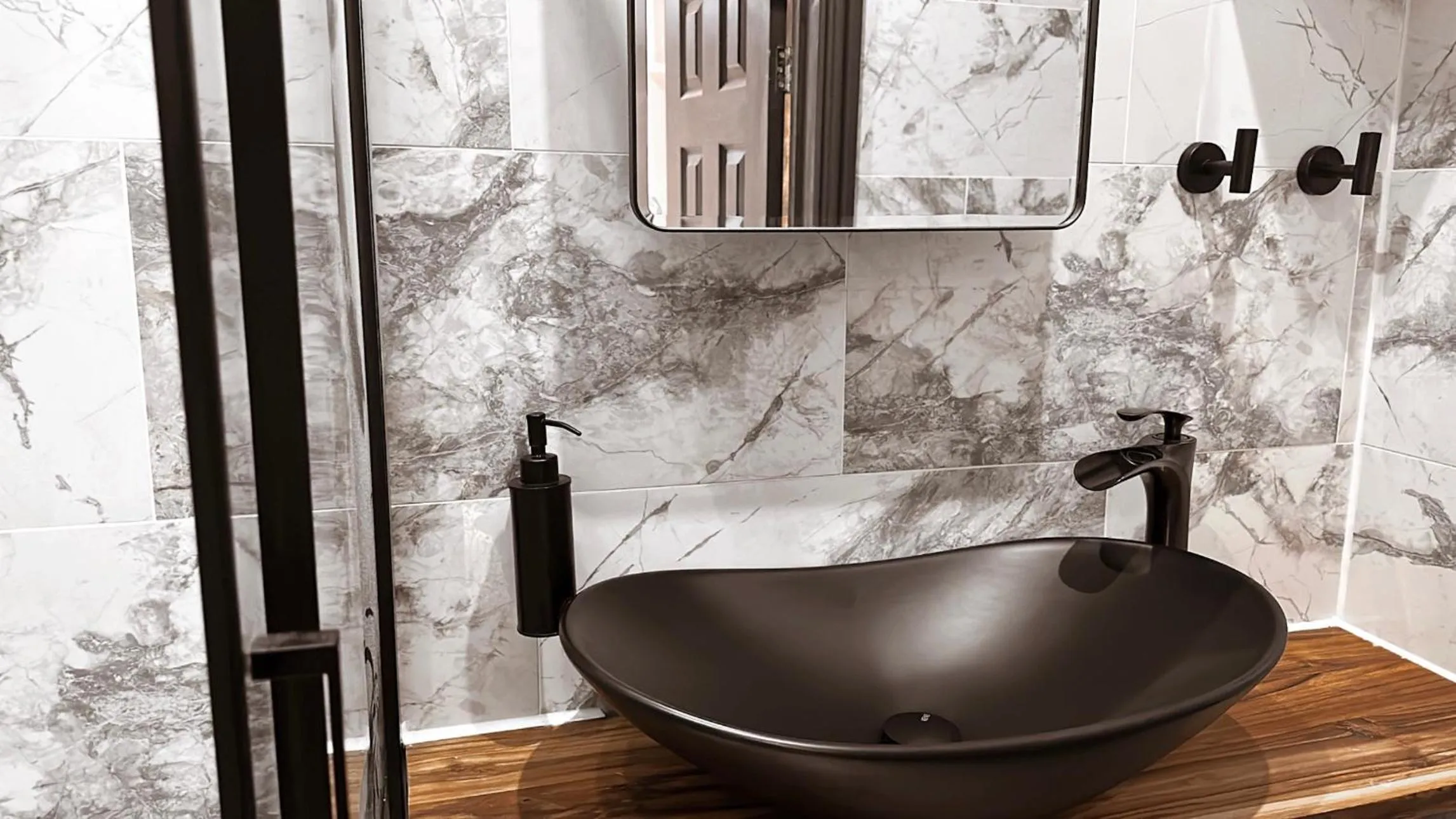 Duke and Duchess Apartments and Rooms - Private in Room Hot Tub Suites