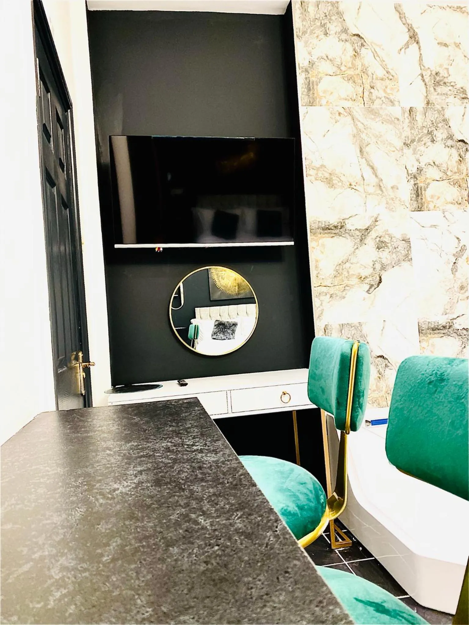 Duke and Duchess Apartments and Rooms - Private in Room Hot Tub Suites