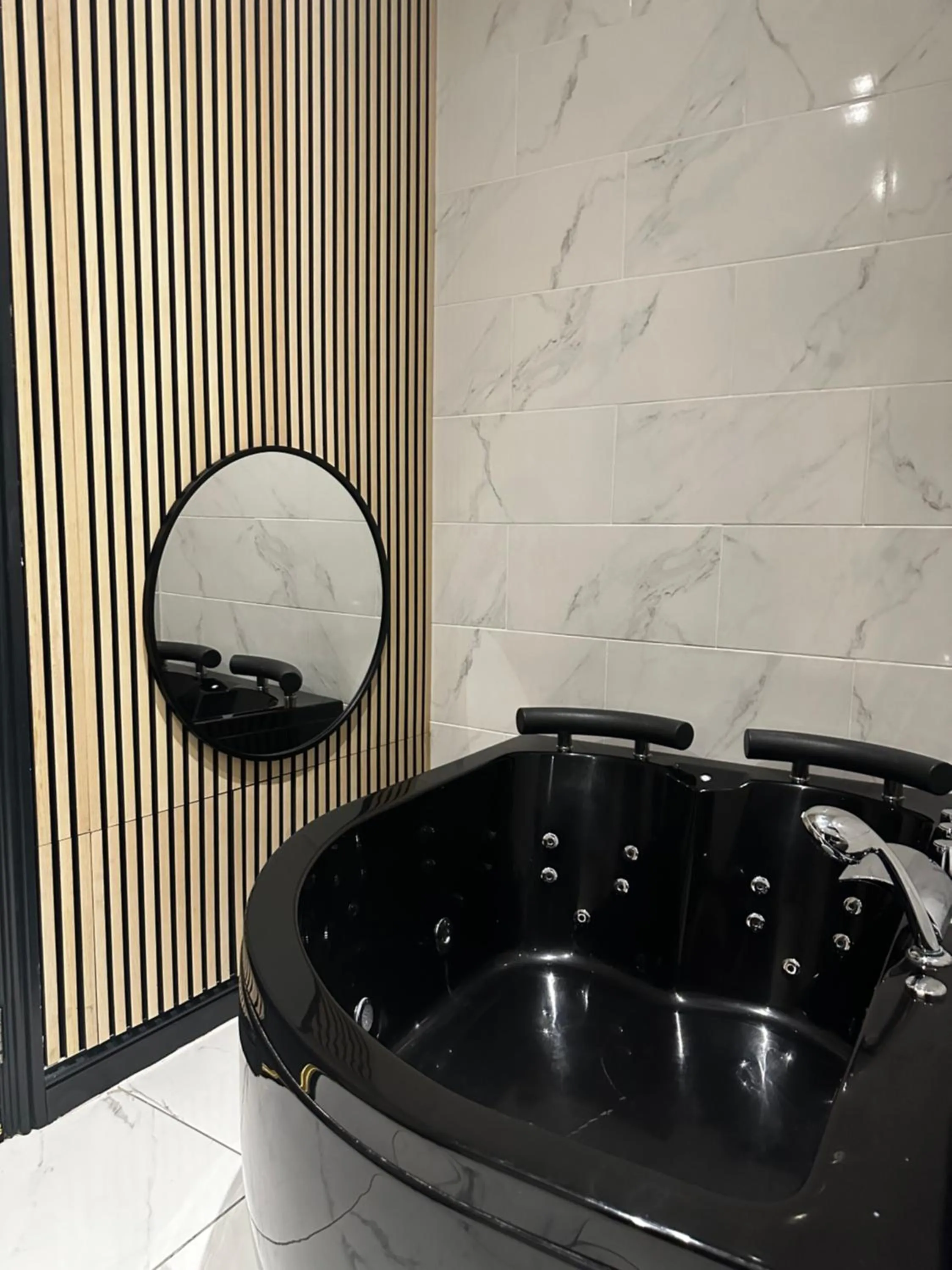 Duke and Duchess Apartments and Rooms - Private in Room Hot Tub Suites