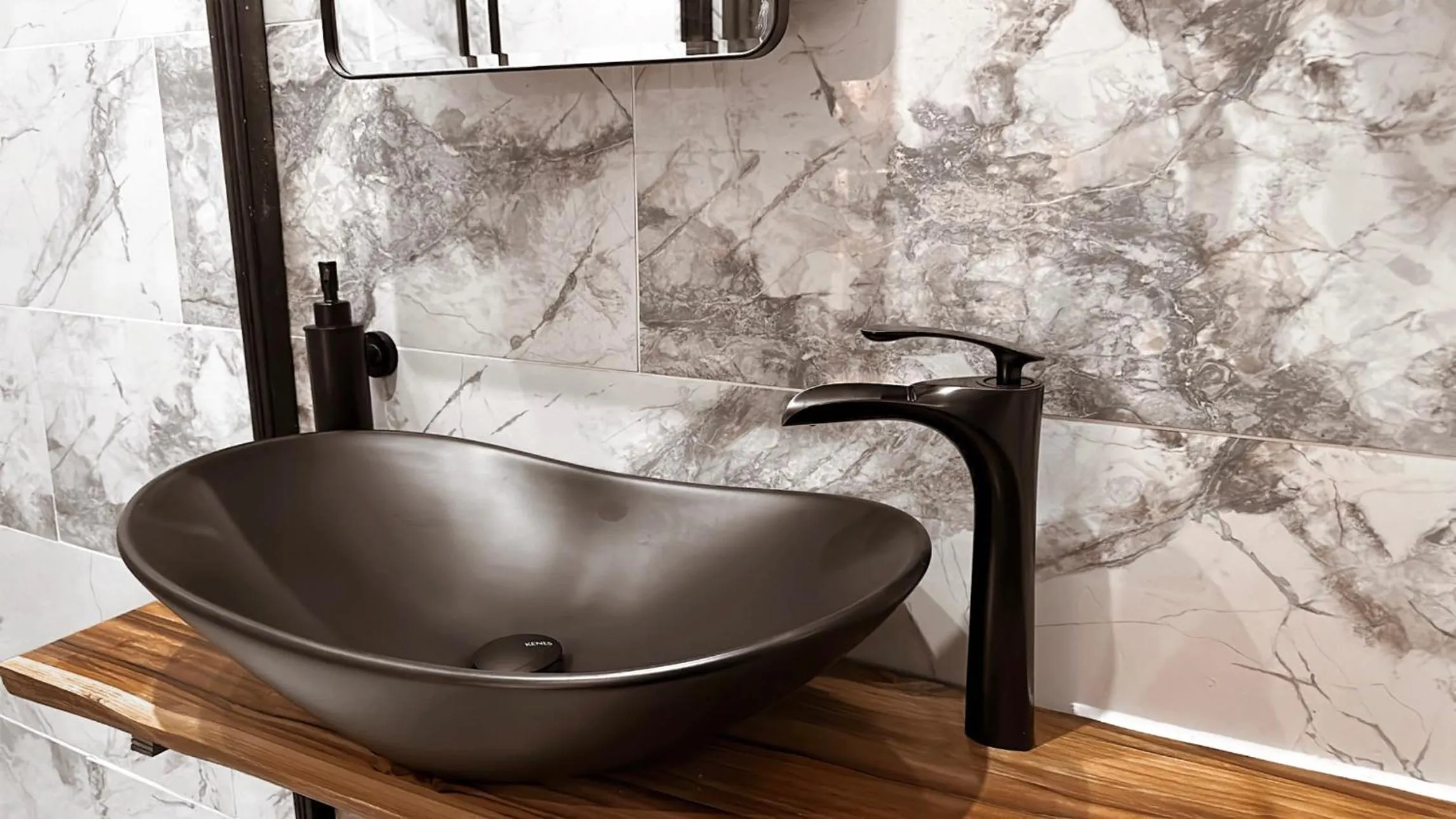 Duke and Duchess Apartments and Rooms - Private in Room Hot Tub Suites