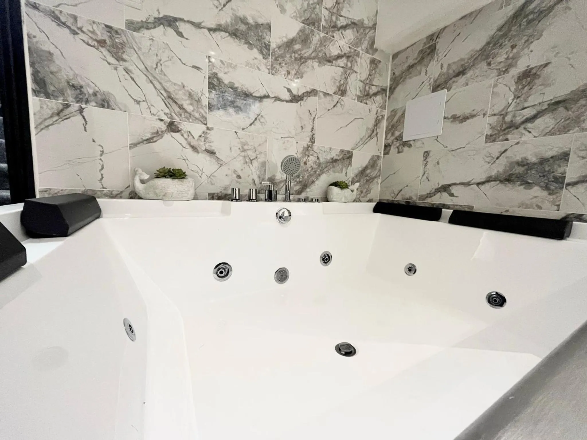 Duke and Duchess Apartments and Rooms - Private in Room Hot Tub Suites