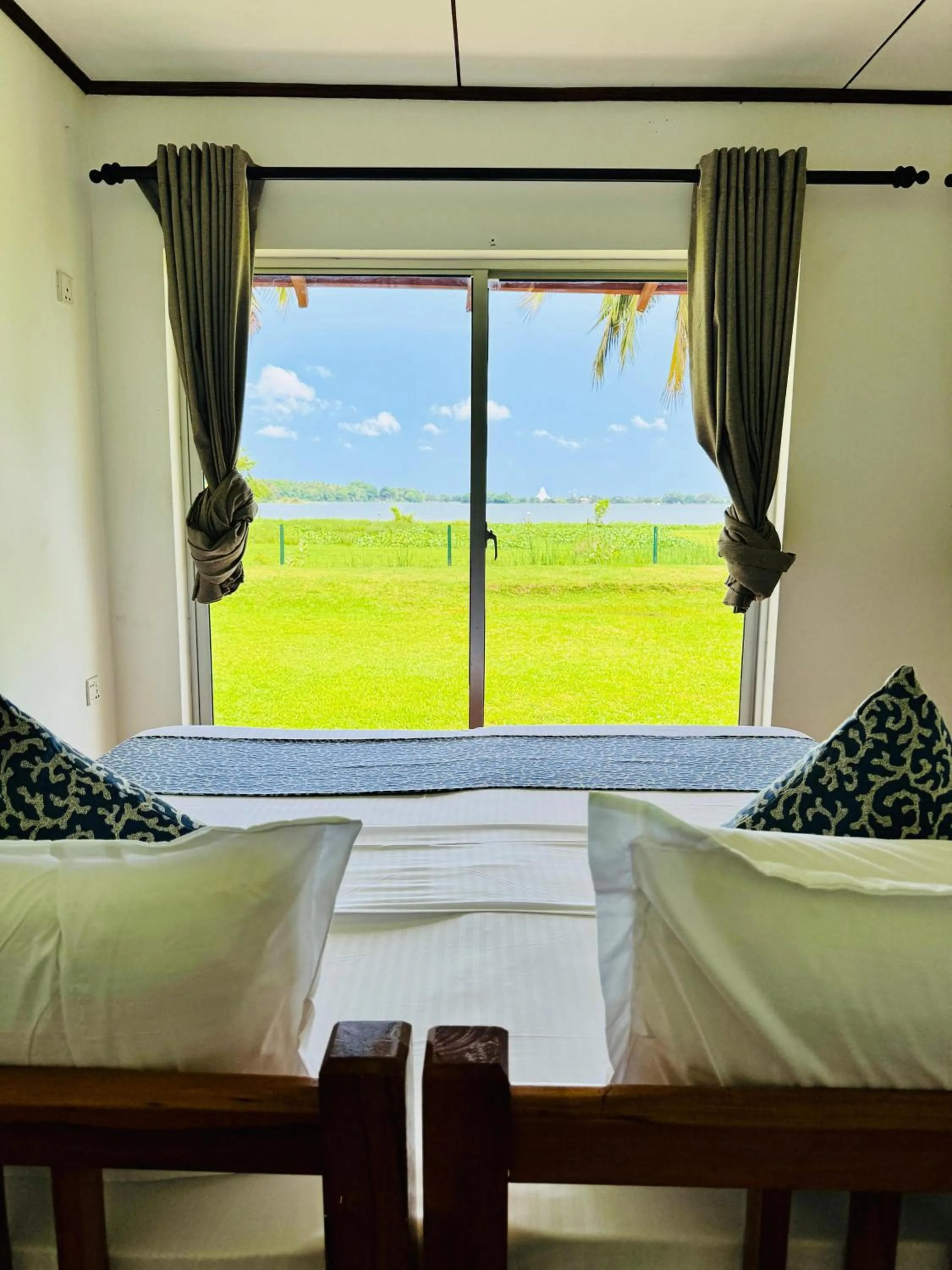 Bed in Lake View Cottage