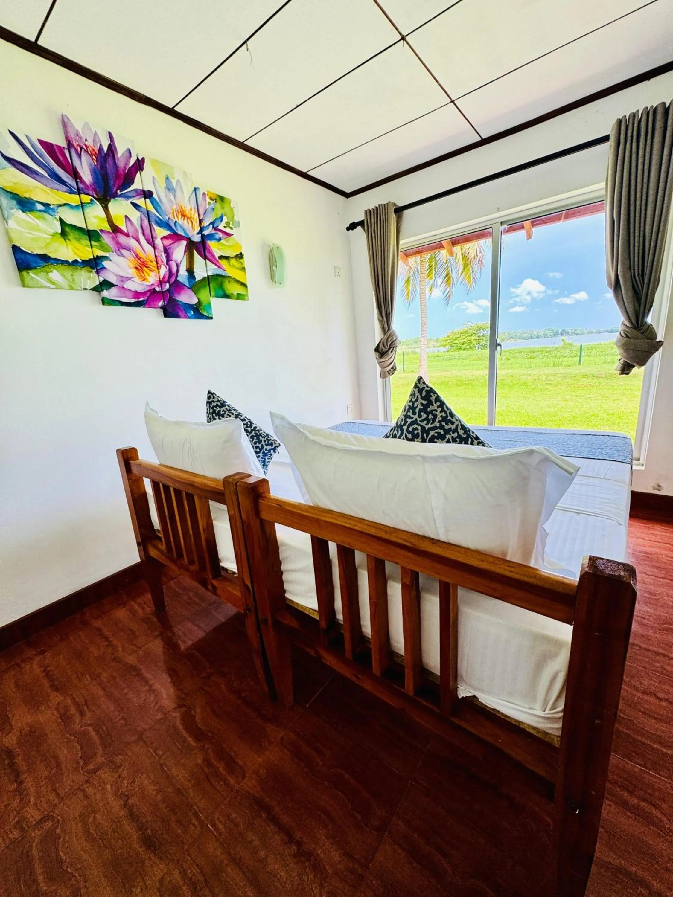 Photo of the whole room in Lake View Cottage