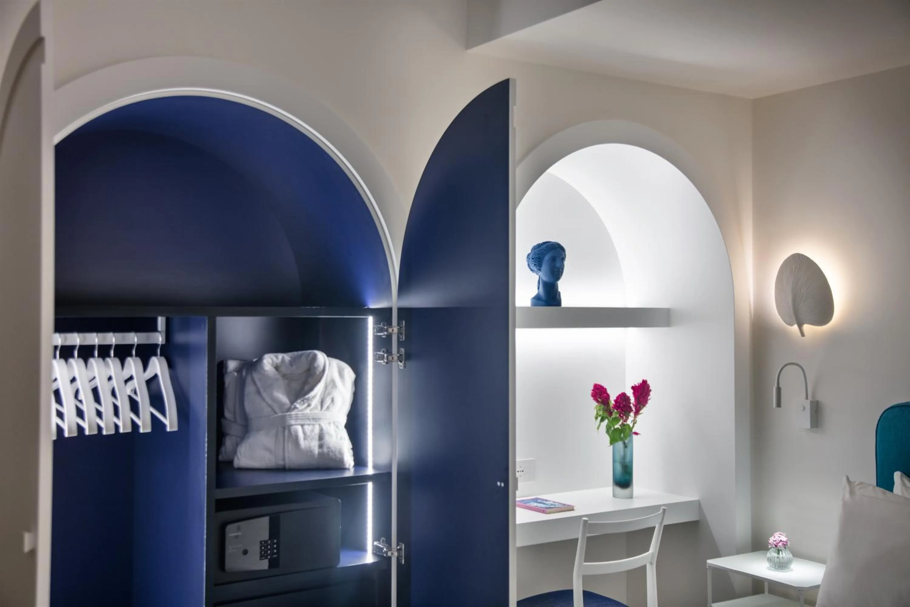 wardrobe, Bed in Pazziella, a Luxury Collection Hotel, Capri