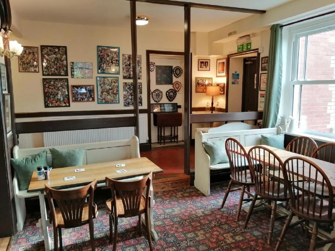 Restaurant/places to eat in Lion Hotel