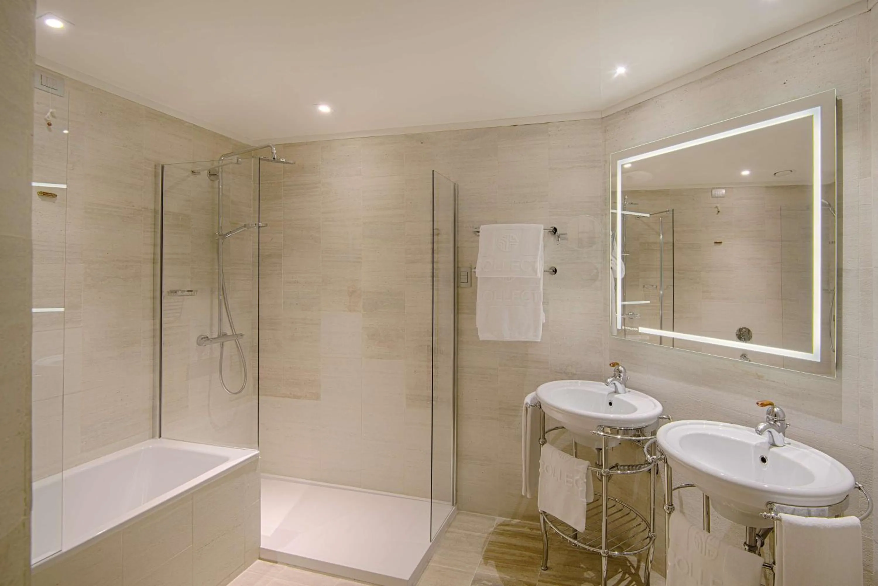 Shower in NH Collection Porta Nuova