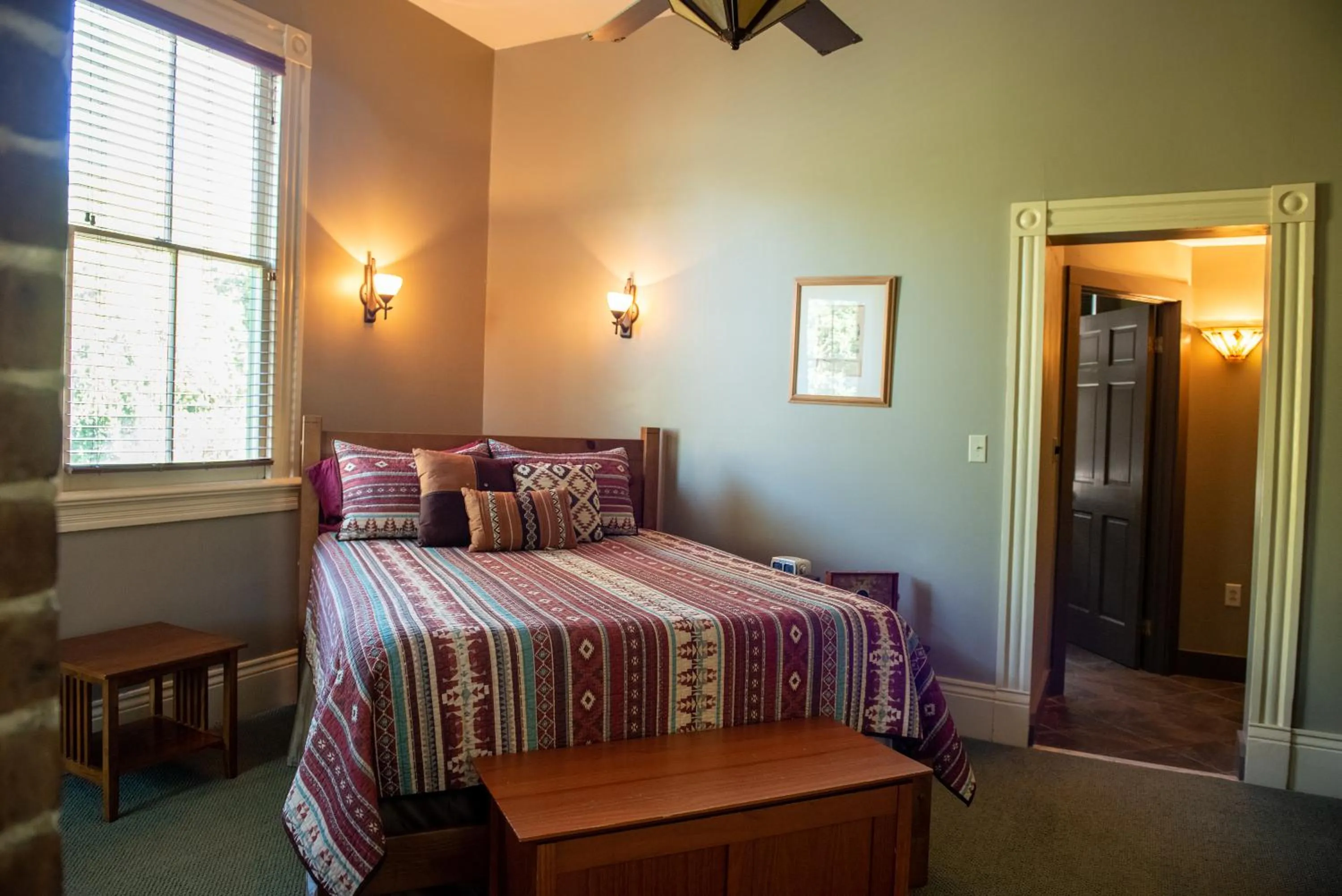 Bedroom, Bed in The Lookout Inn