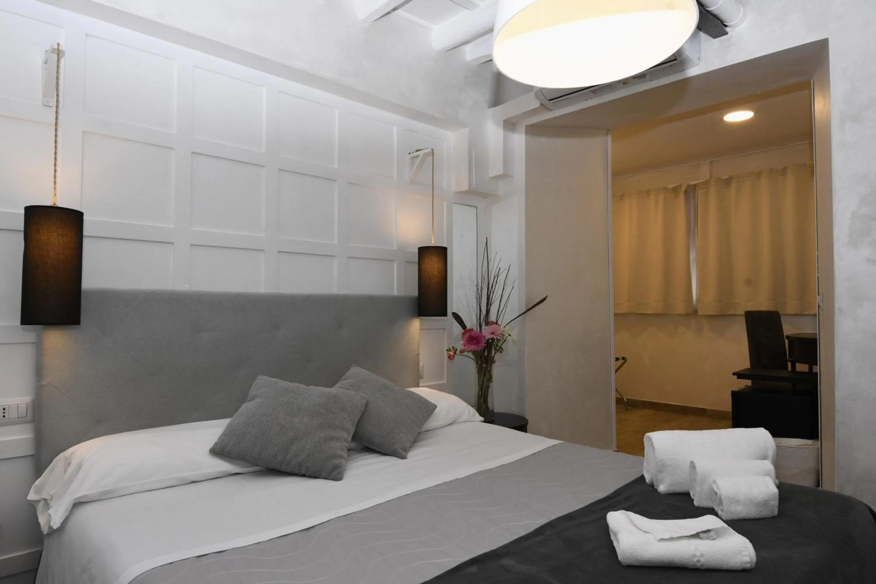 Photo of the whole room, Bed in Dulcis In Pantheon