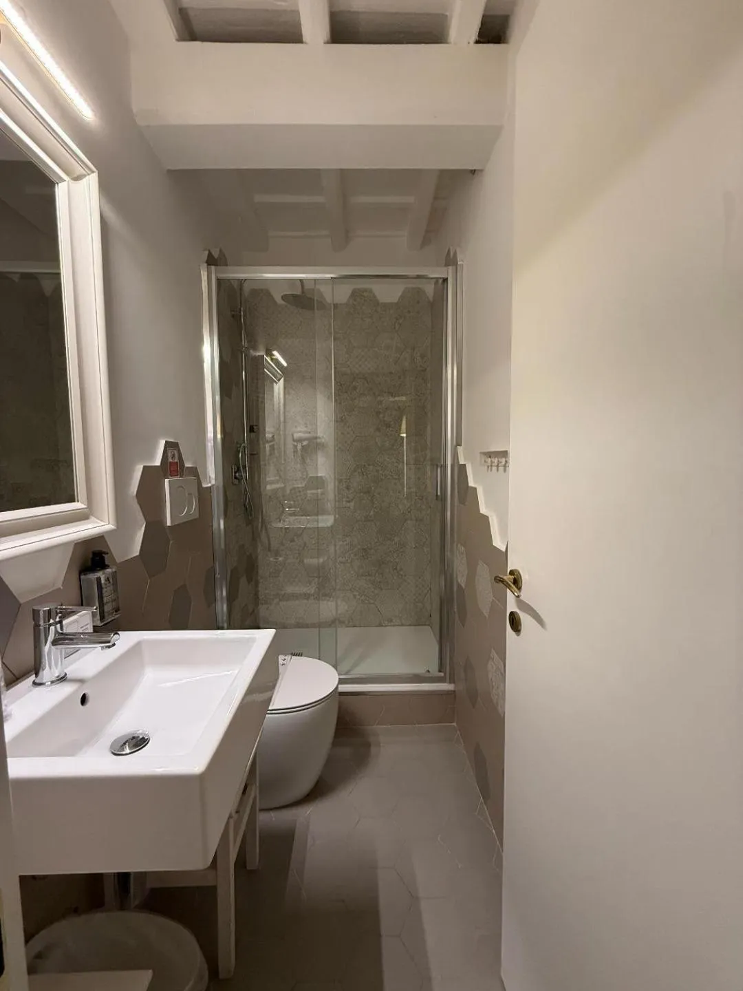 Shower in Dulcis In Pantheon