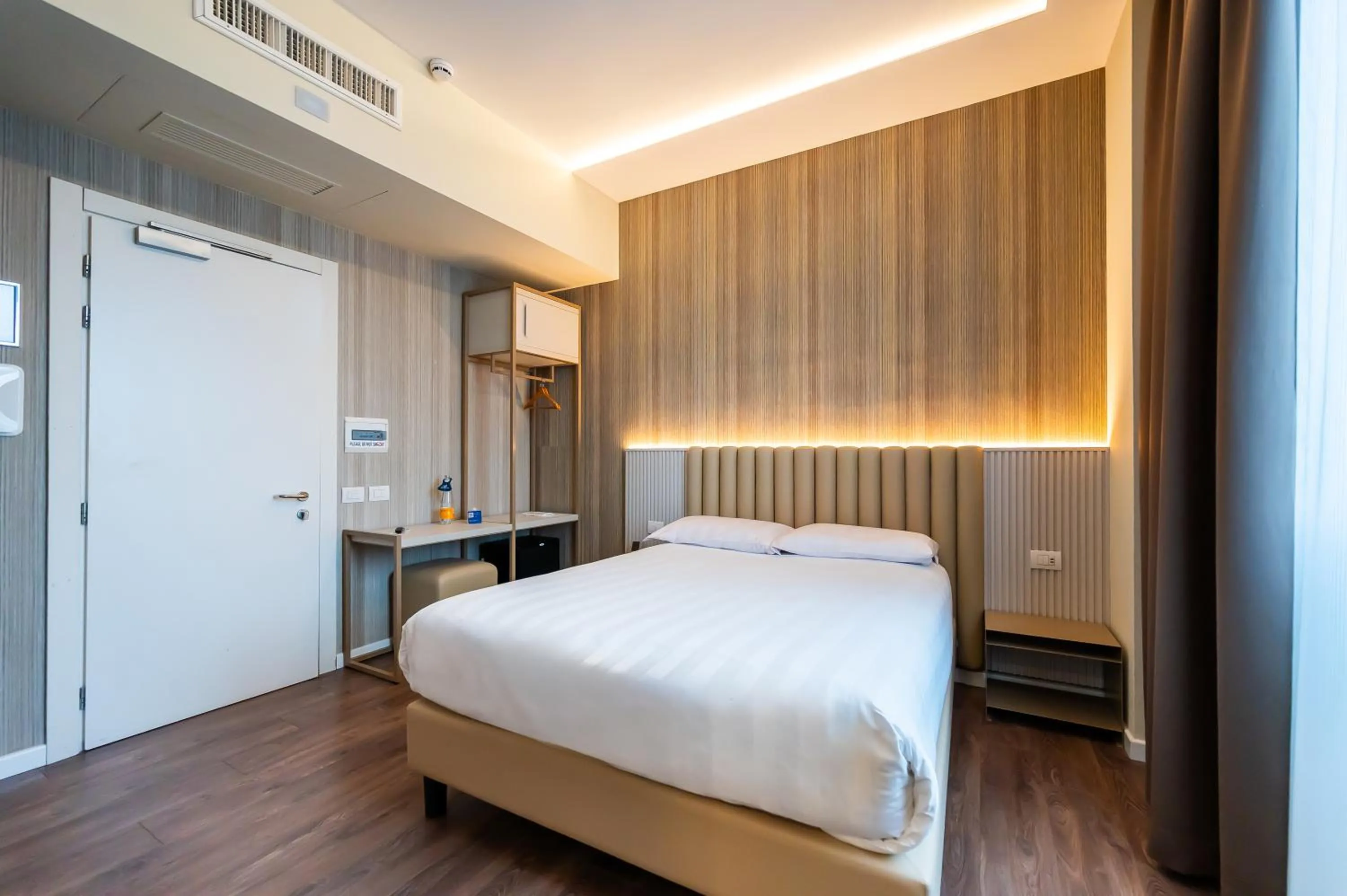 Bedroom, Bed in Hotel Isola Sacra Rome Airport