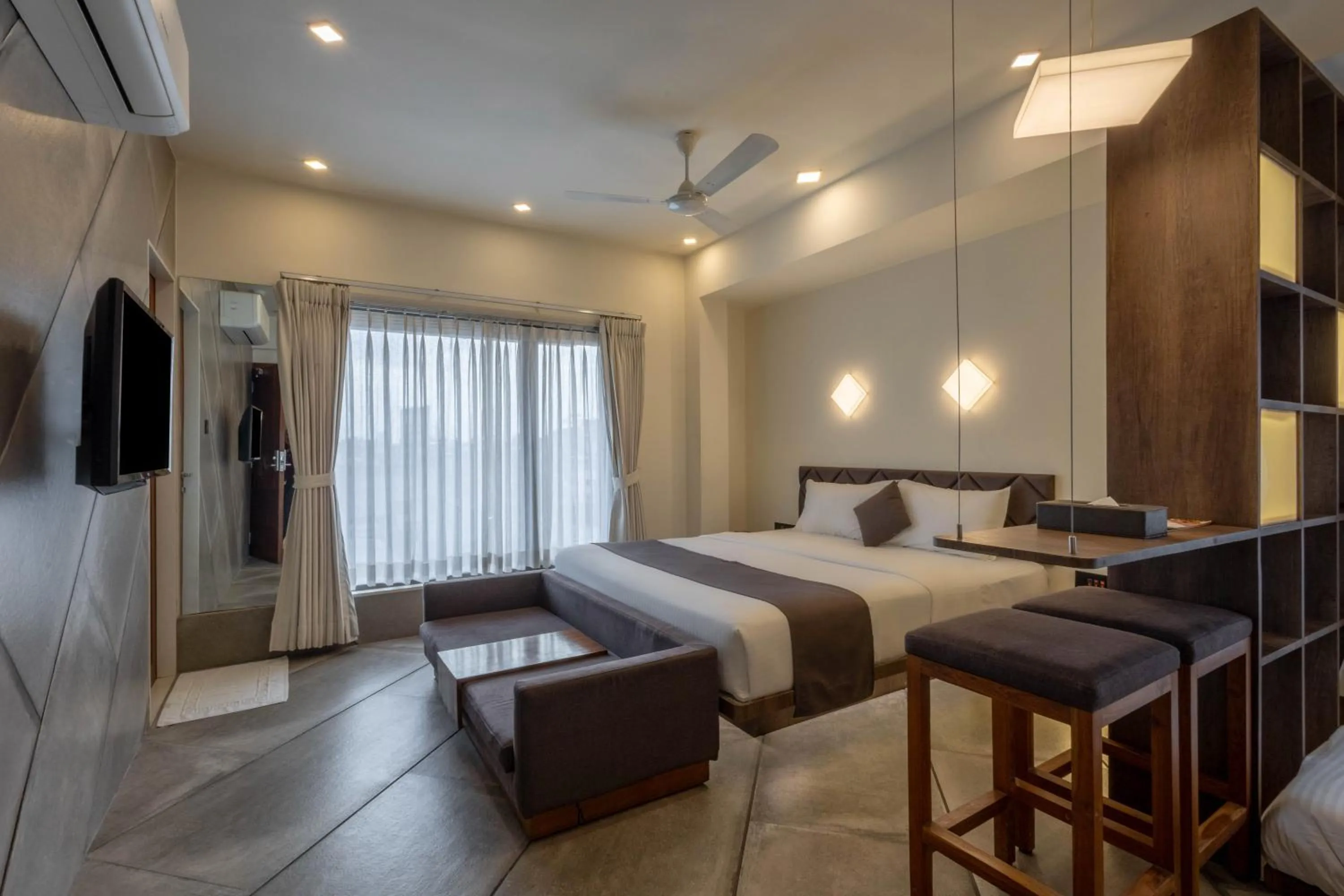 Bed in De Glance Hotel, Near Surat Railway Station