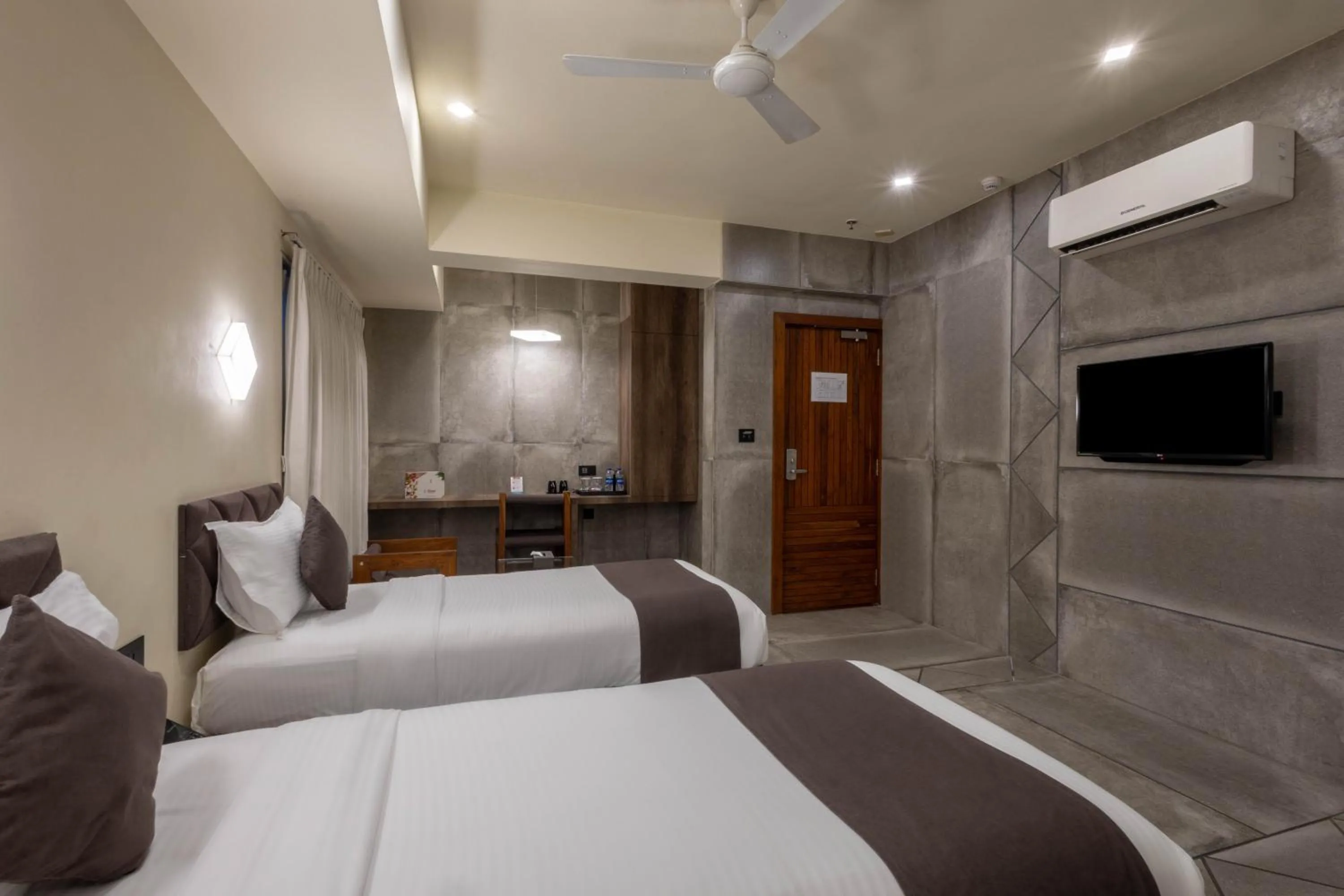 Bedroom, Bed in De Glance Hotel, Near Surat Railway Station