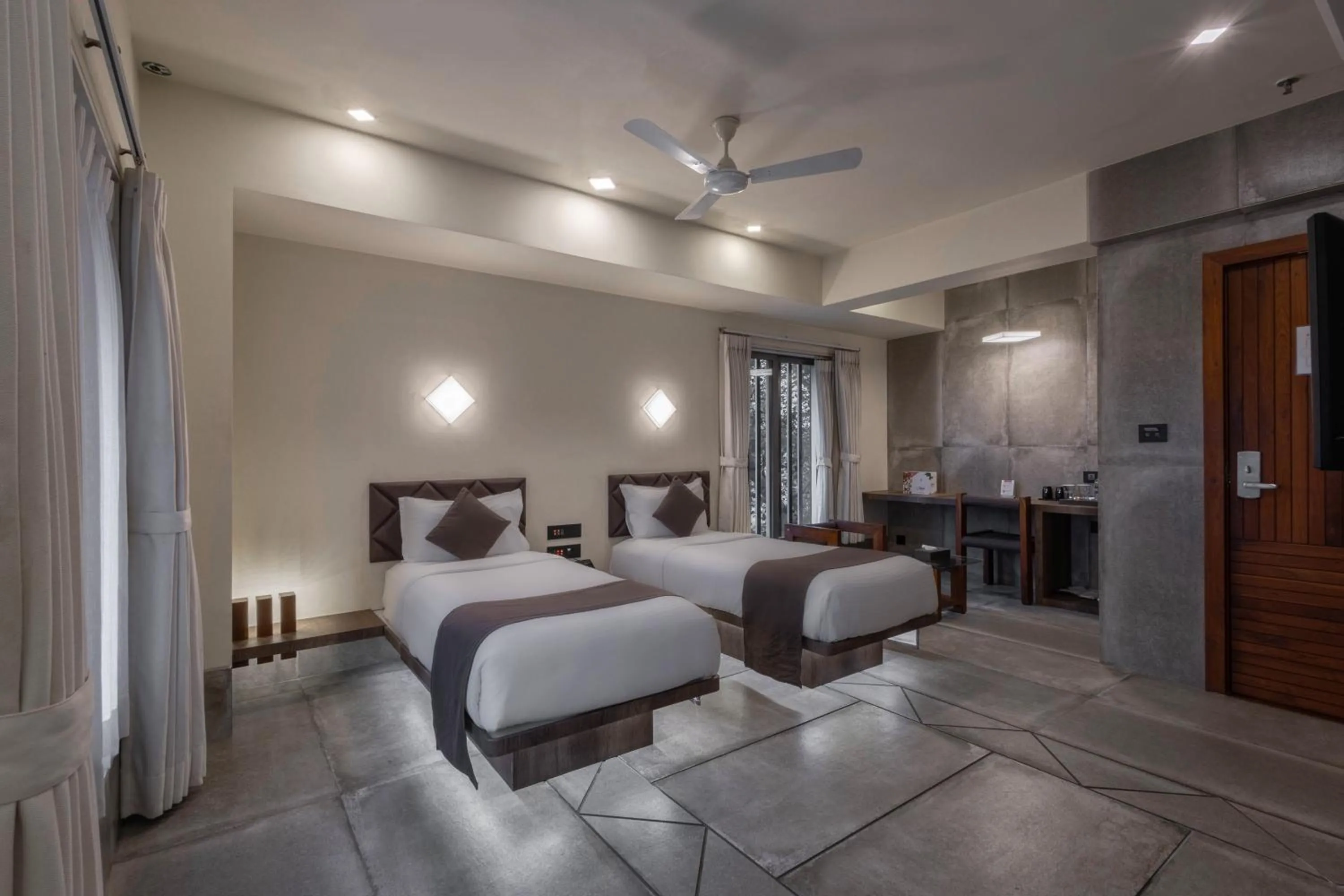 Bedroom, Bed in De Glance Hotel, Near Surat Railway Station