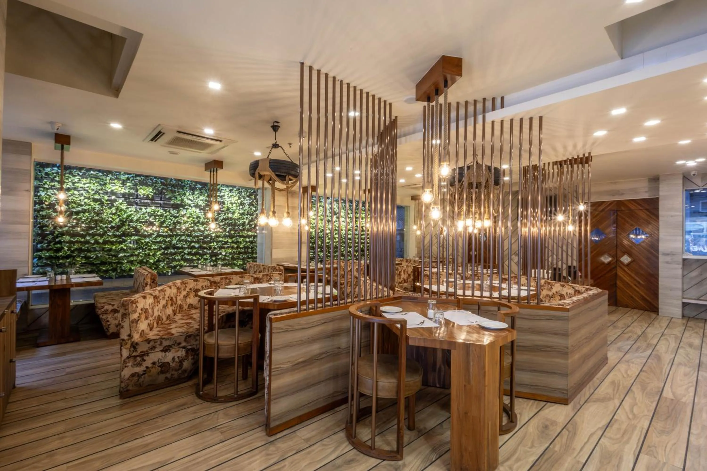 Restaurant/places to eat in De Glance Hotel, Near Surat Railway Station