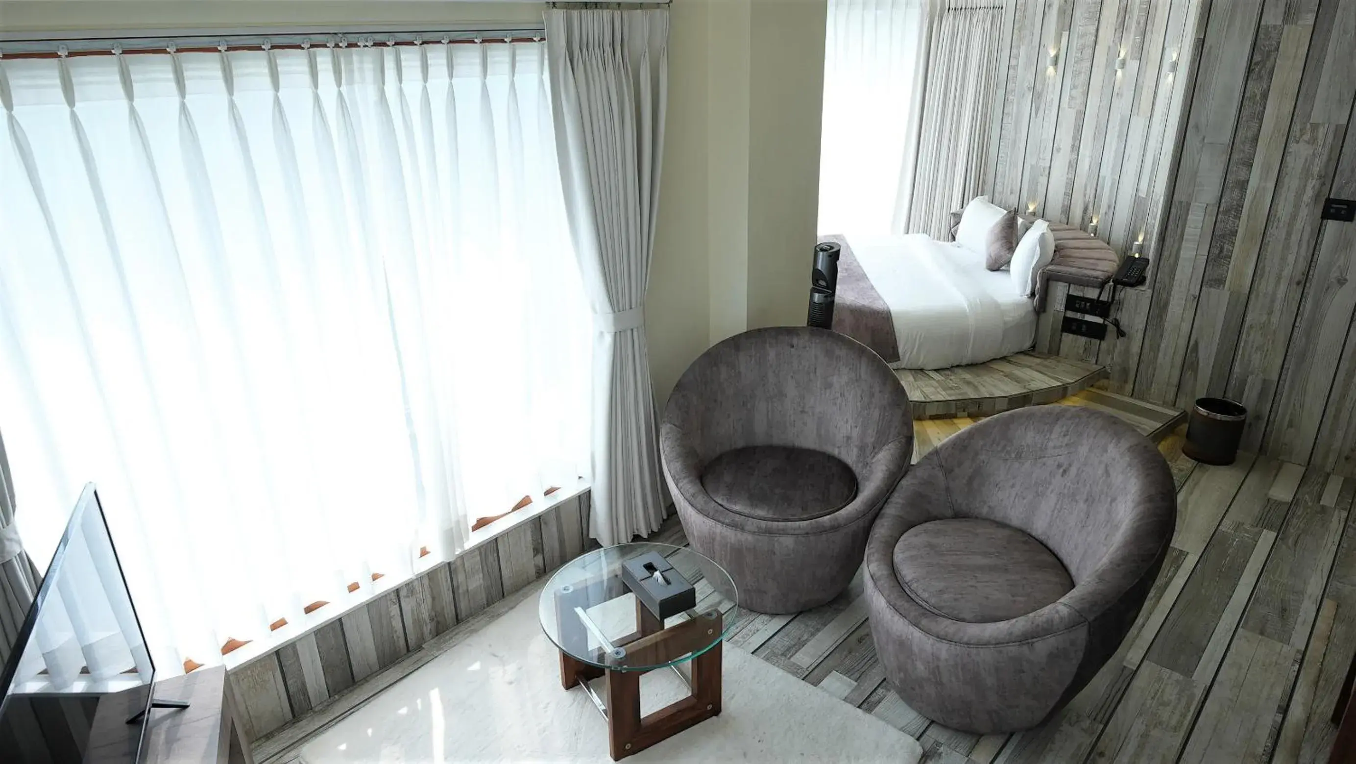 Family Suite in De Glance Hotel, Near Surat Railway Station Family Suite in De Glance Hotel, Near Surat Railway Station