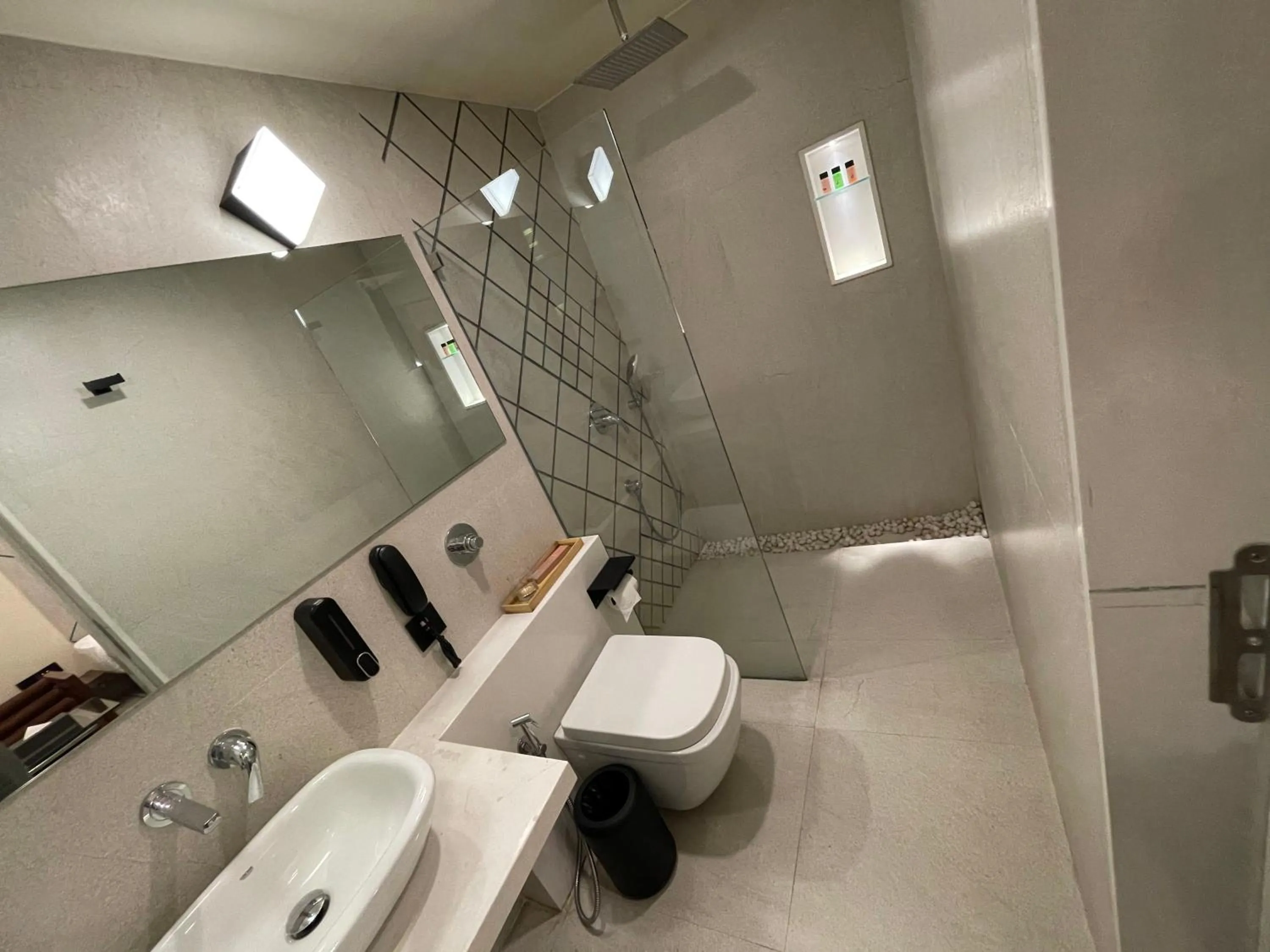 Shower in De Glance Hotel, Near Surat Railway Station