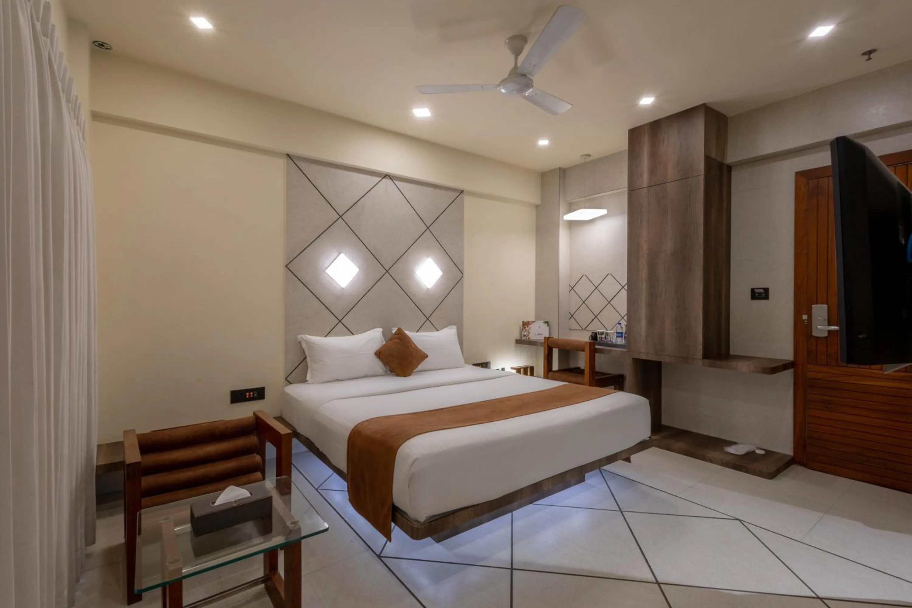 Bedroom, Bed in De Glance Hotel, Near Surat Railway Station