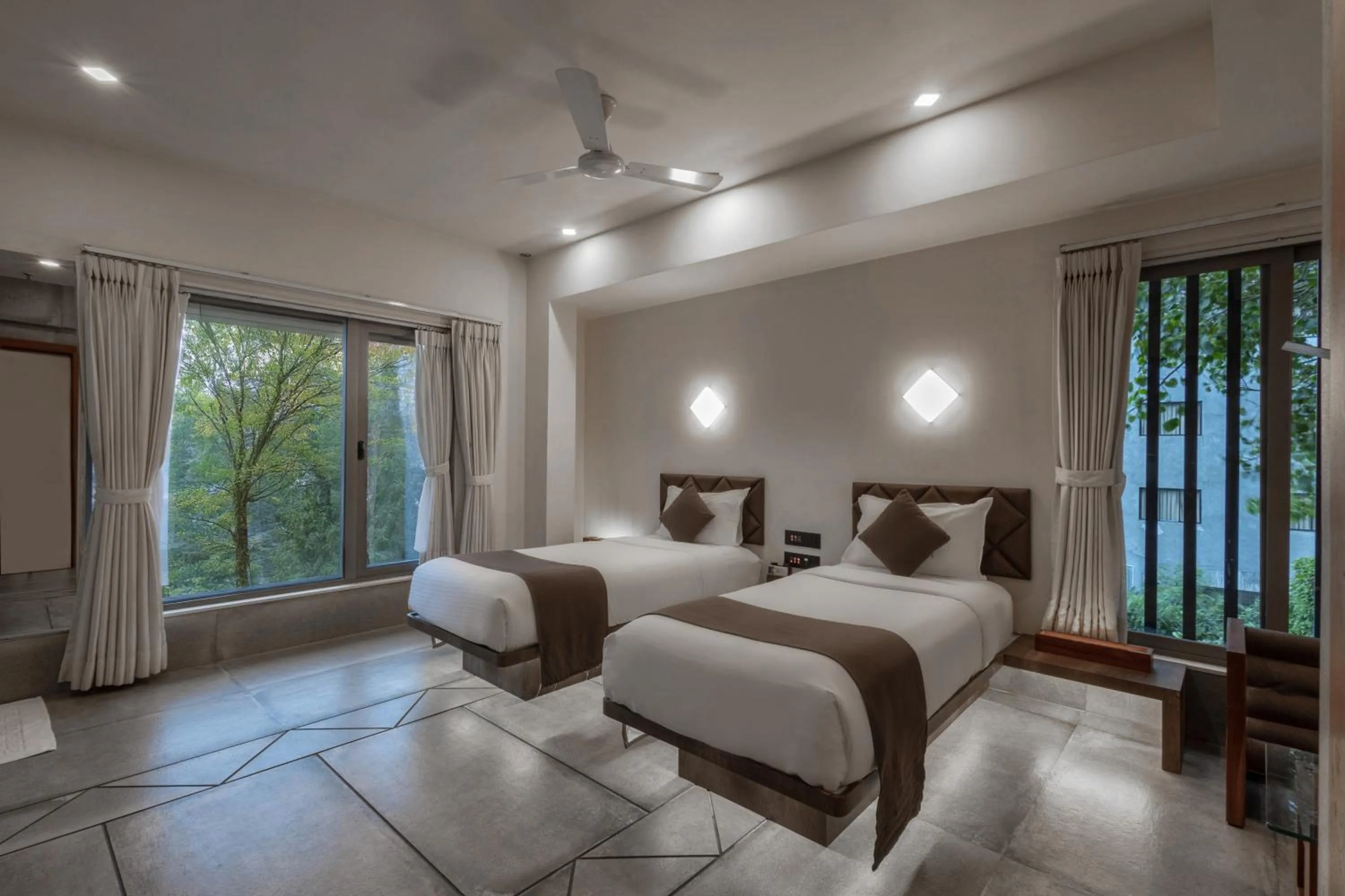 Bedroom, Bed in De Glance Hotel, Near Surat Railway Station