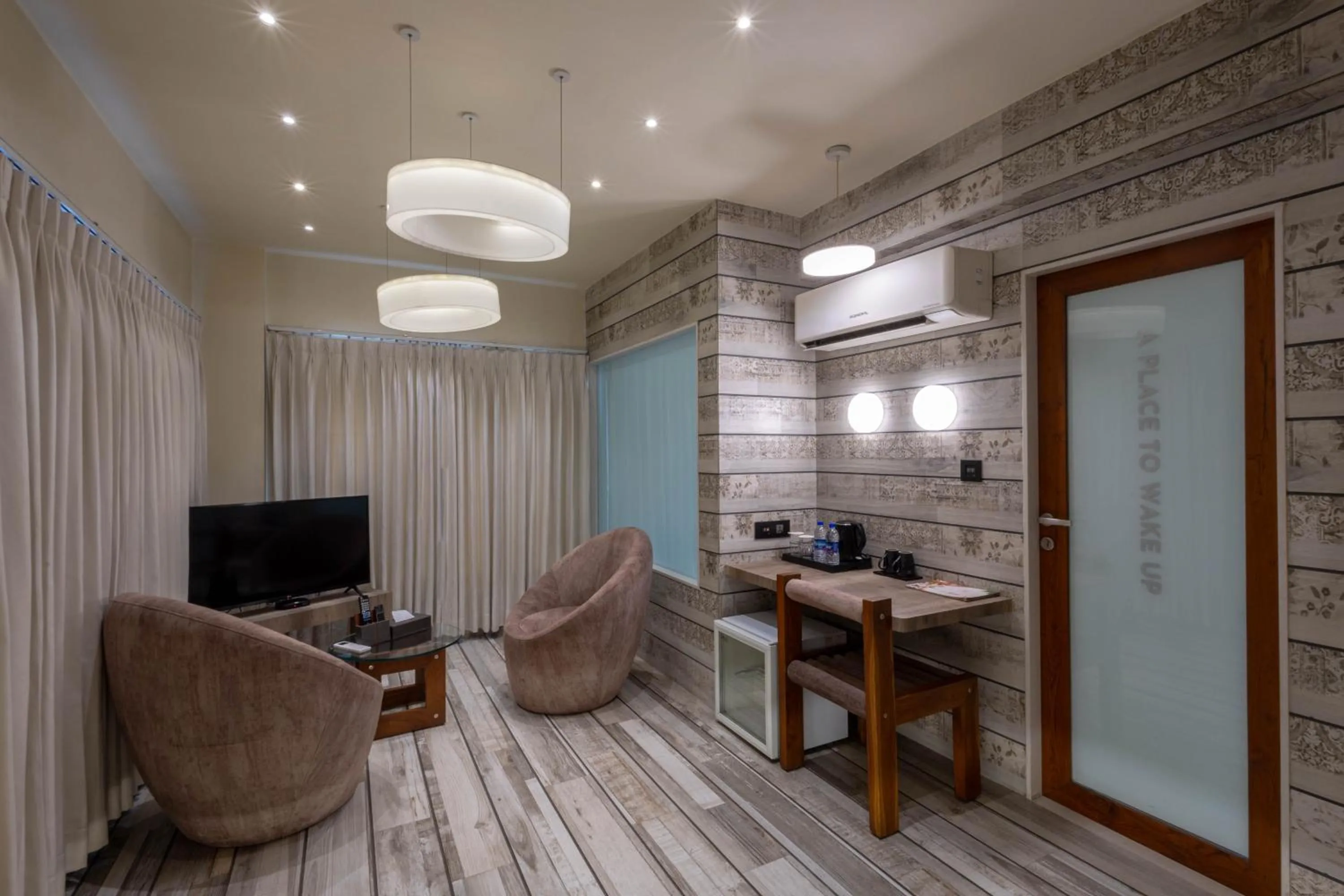 TV and multimedia in De Glance Hotel, Near Surat Railway Station