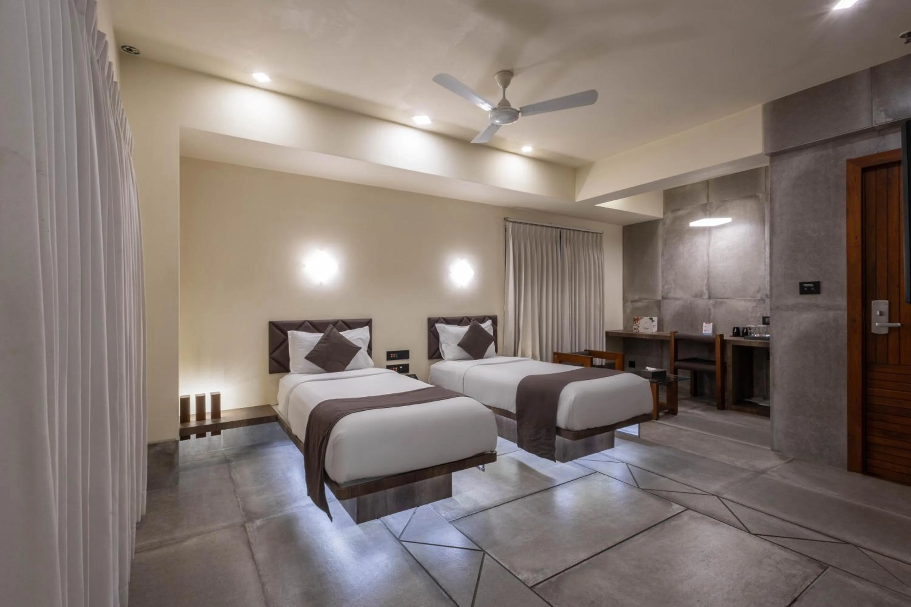Bedroom, Bed in De Glance Hotel, Near Surat Railway Station