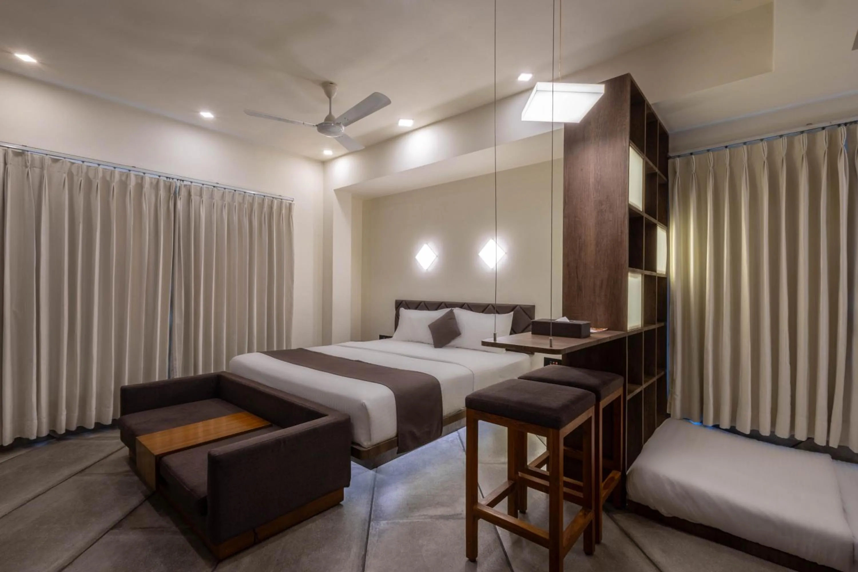 Bedroom, Bed in De Glance Hotel, Near Surat Railway Station
