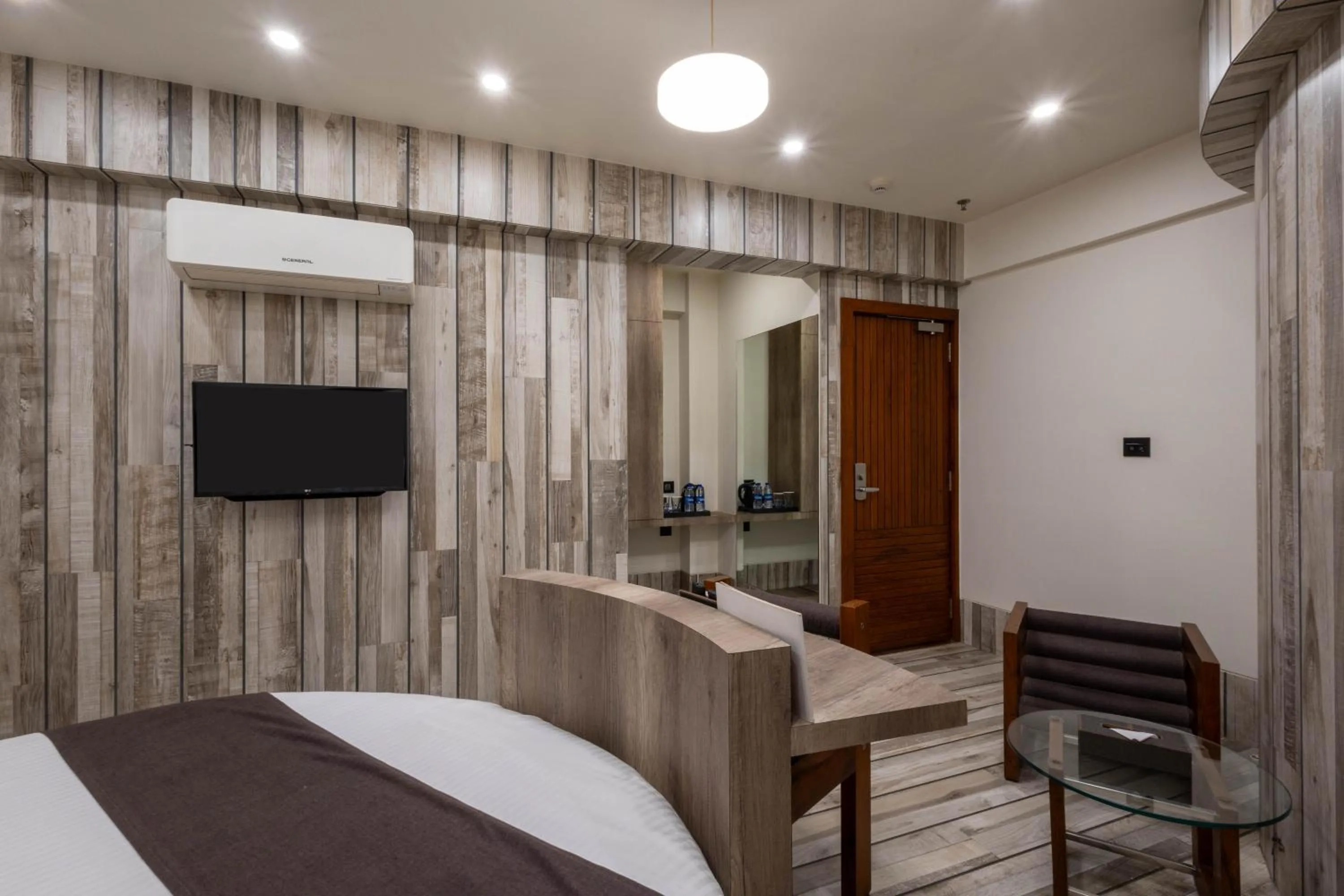 Bedroom, Bed in De Glance Hotel, Near Surat Railway Station
