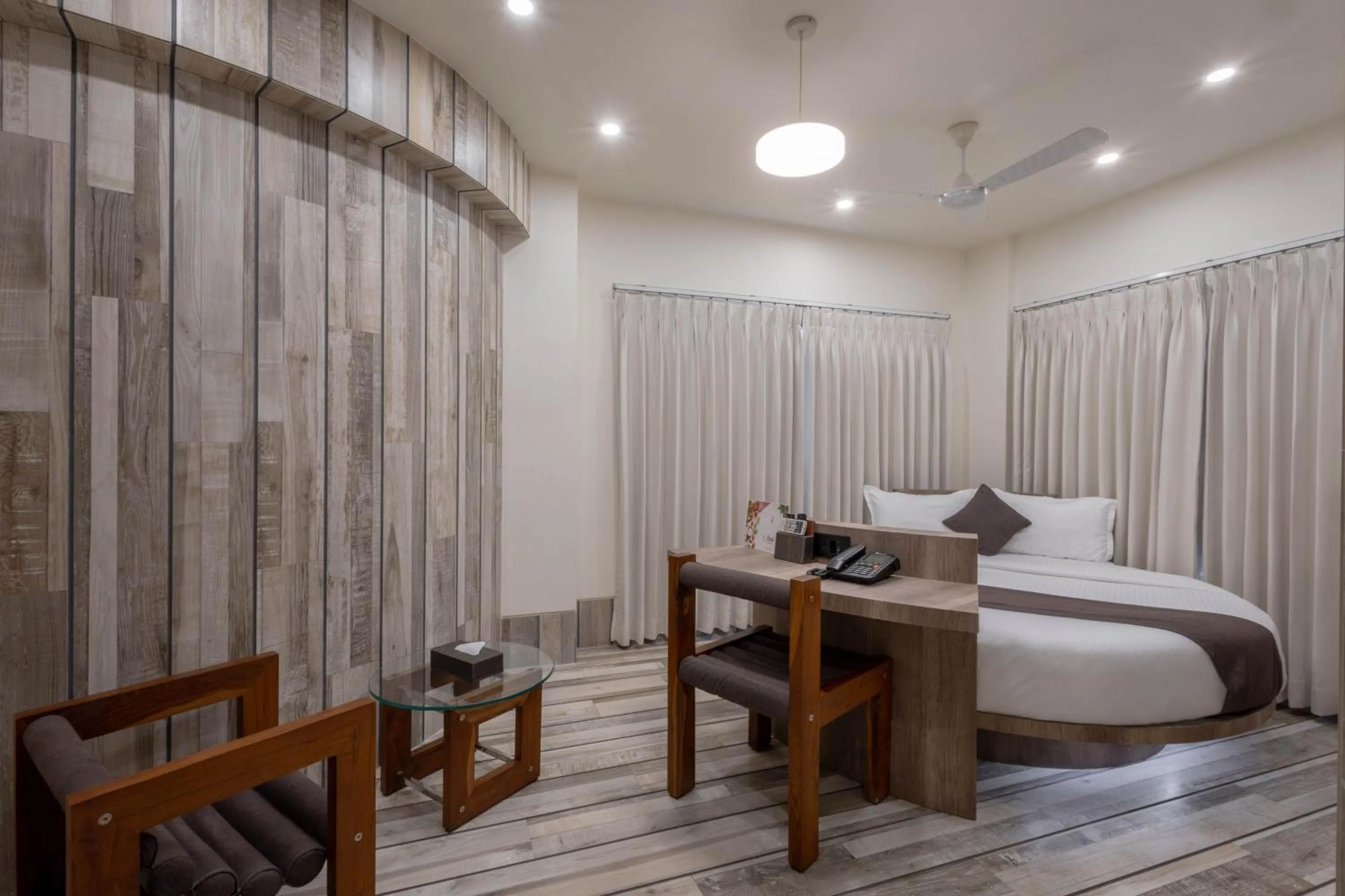 Bedroom, Bed in De Glance Hotel, Near Surat Railway Station