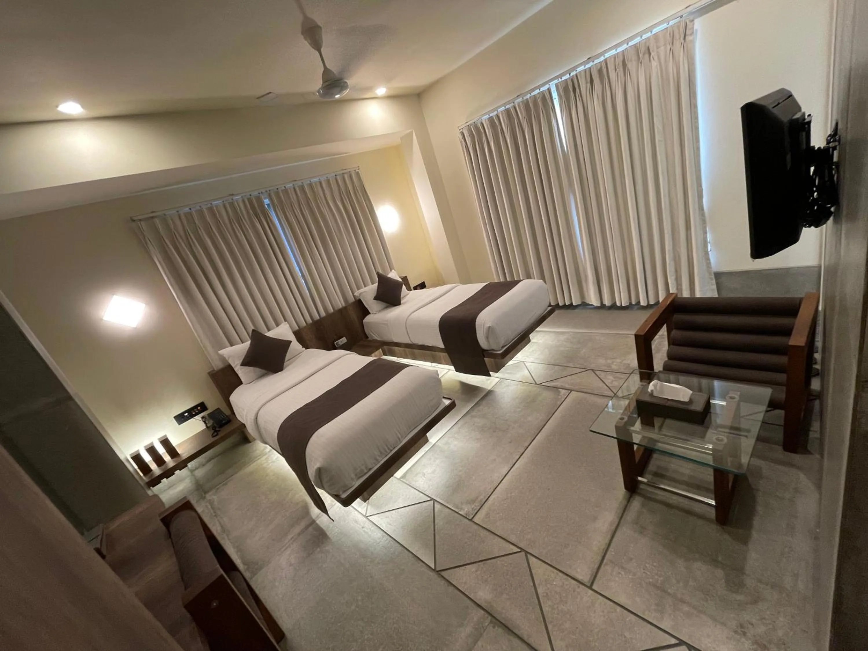 Photo of the whole room in De Glance Hotel, Near Surat Railway Station