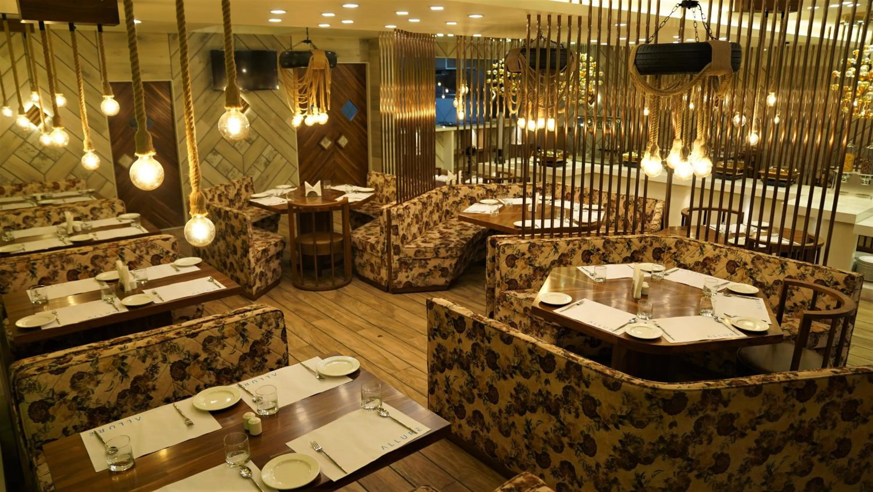 Restaurant/places to eat in De Glance Hotel, Near Surat Railway Station