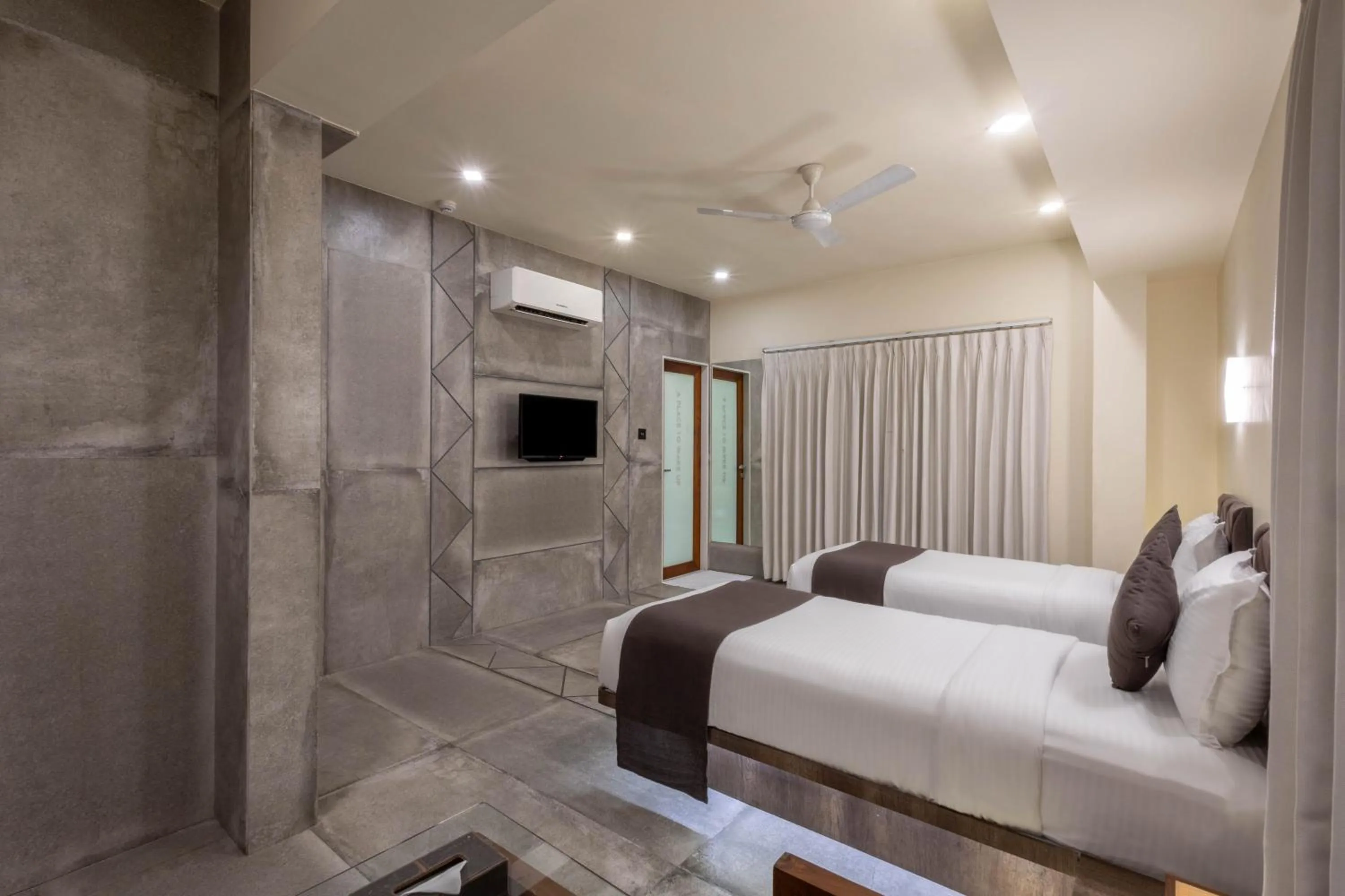 Bedroom, Bed in De Glance Hotel, Near Surat Railway Station