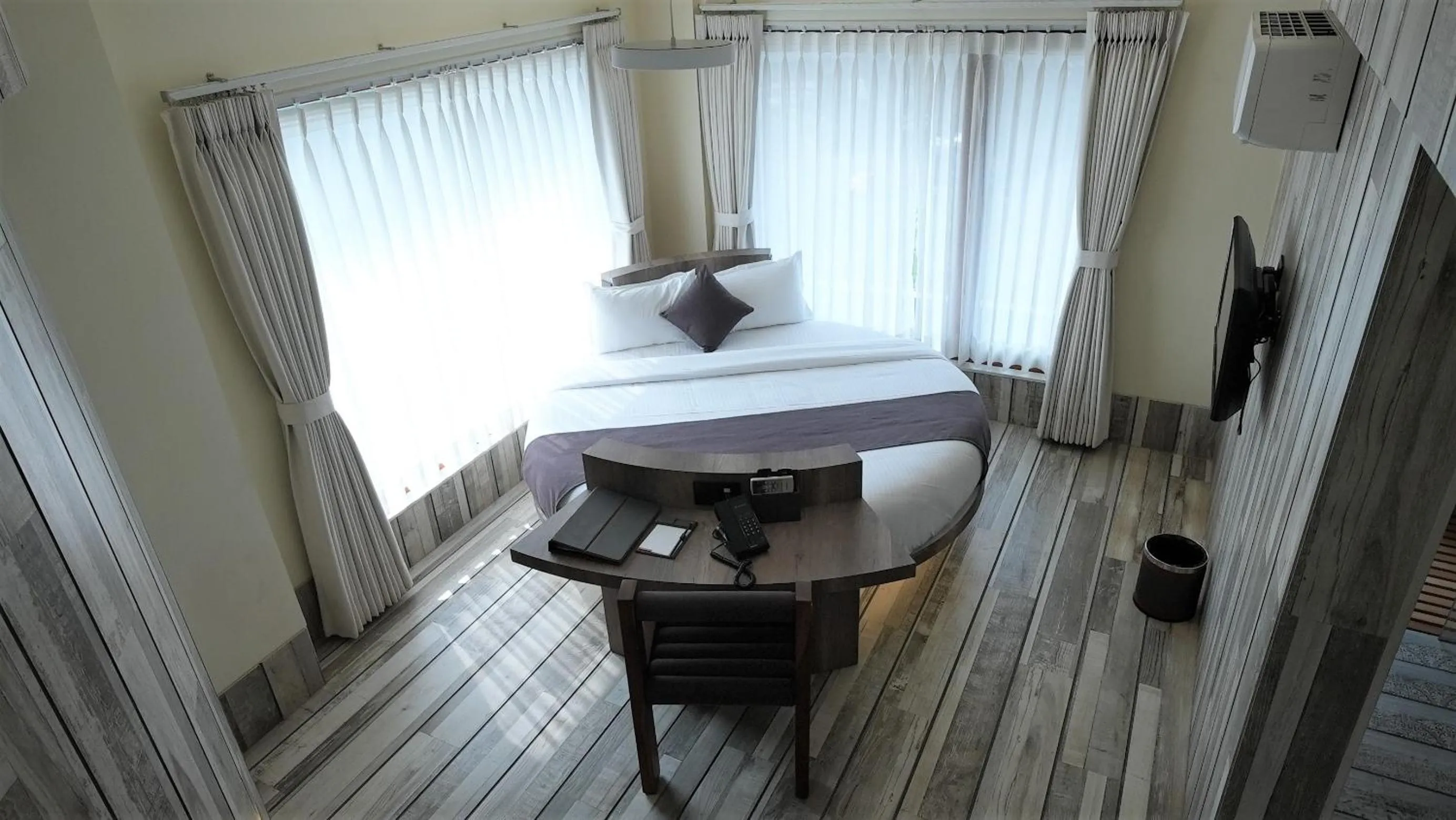 Family Room in De Glance Hotel, Near Surat Railway Station