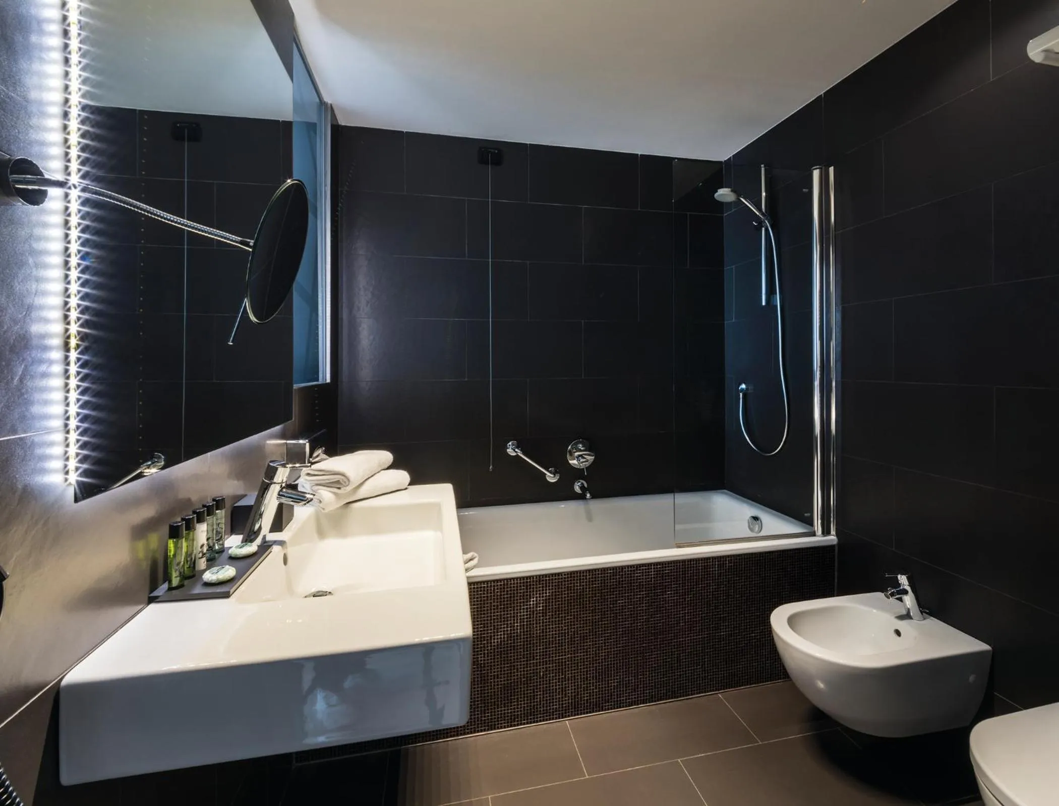 Shower in Hotel Manin