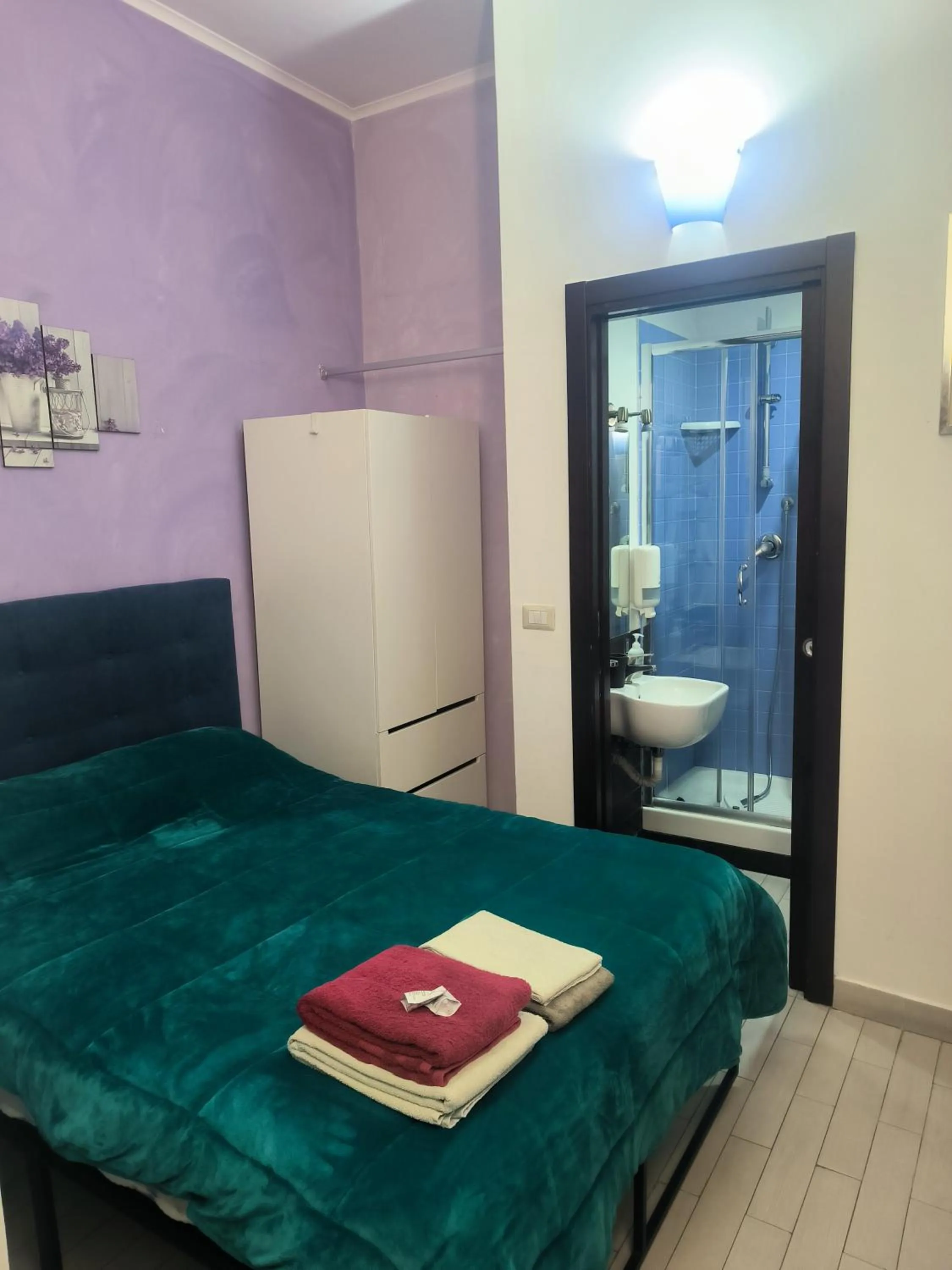 Photo of the whole room, Bed in B&B Rainbow