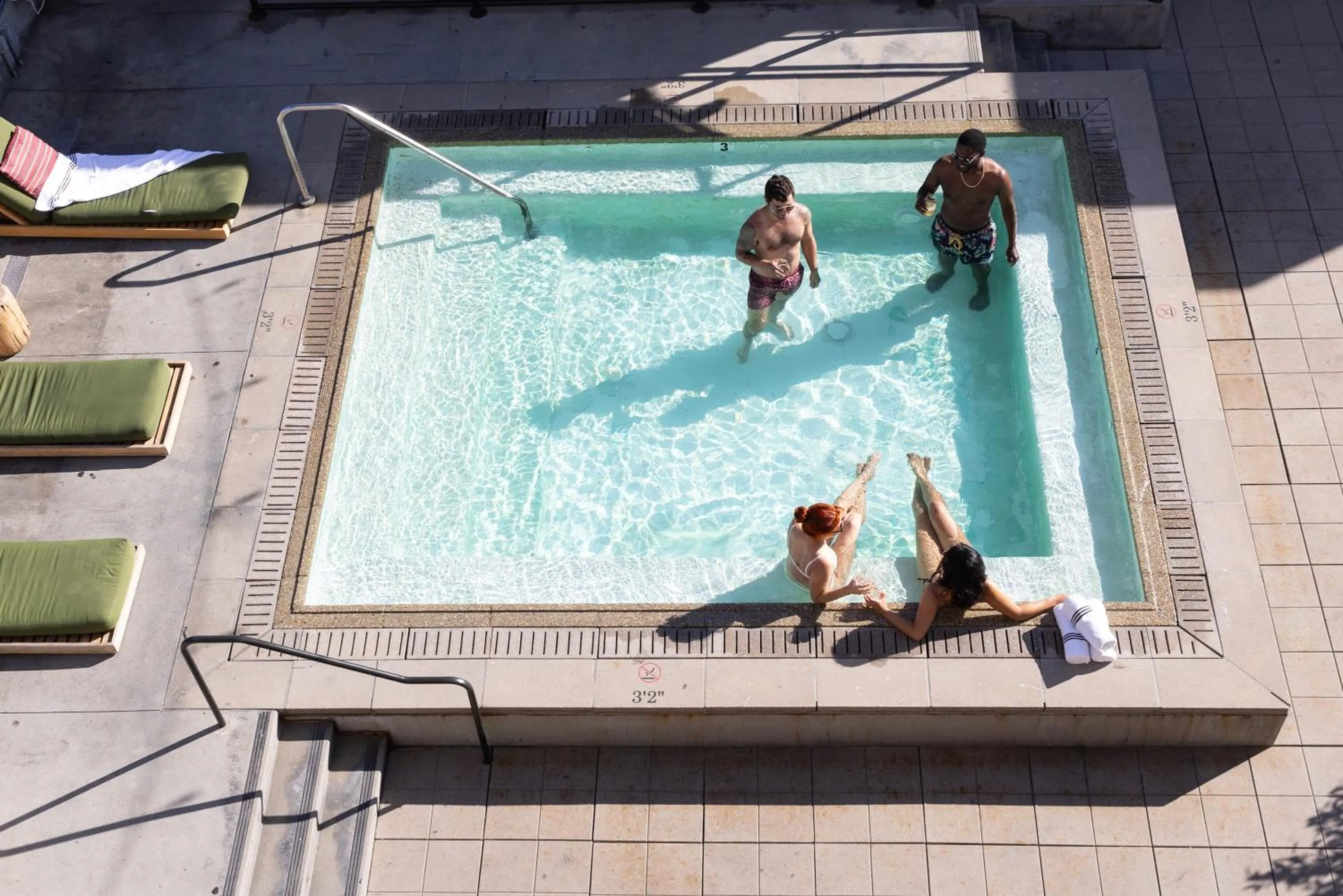 Swimming pool in STILE Downtown Los Angeles By Kasa