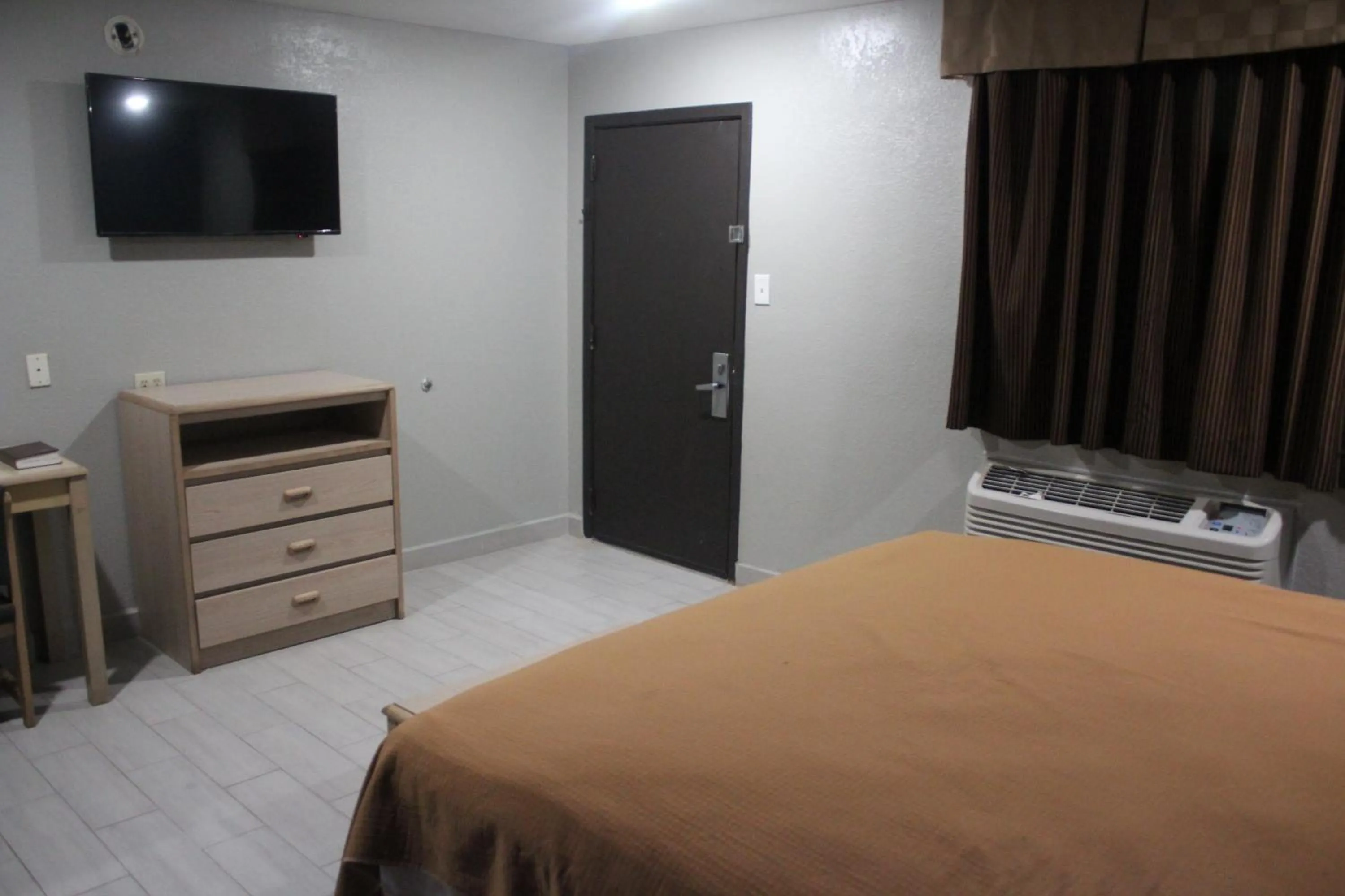 Bed in Village Inn Cotulla