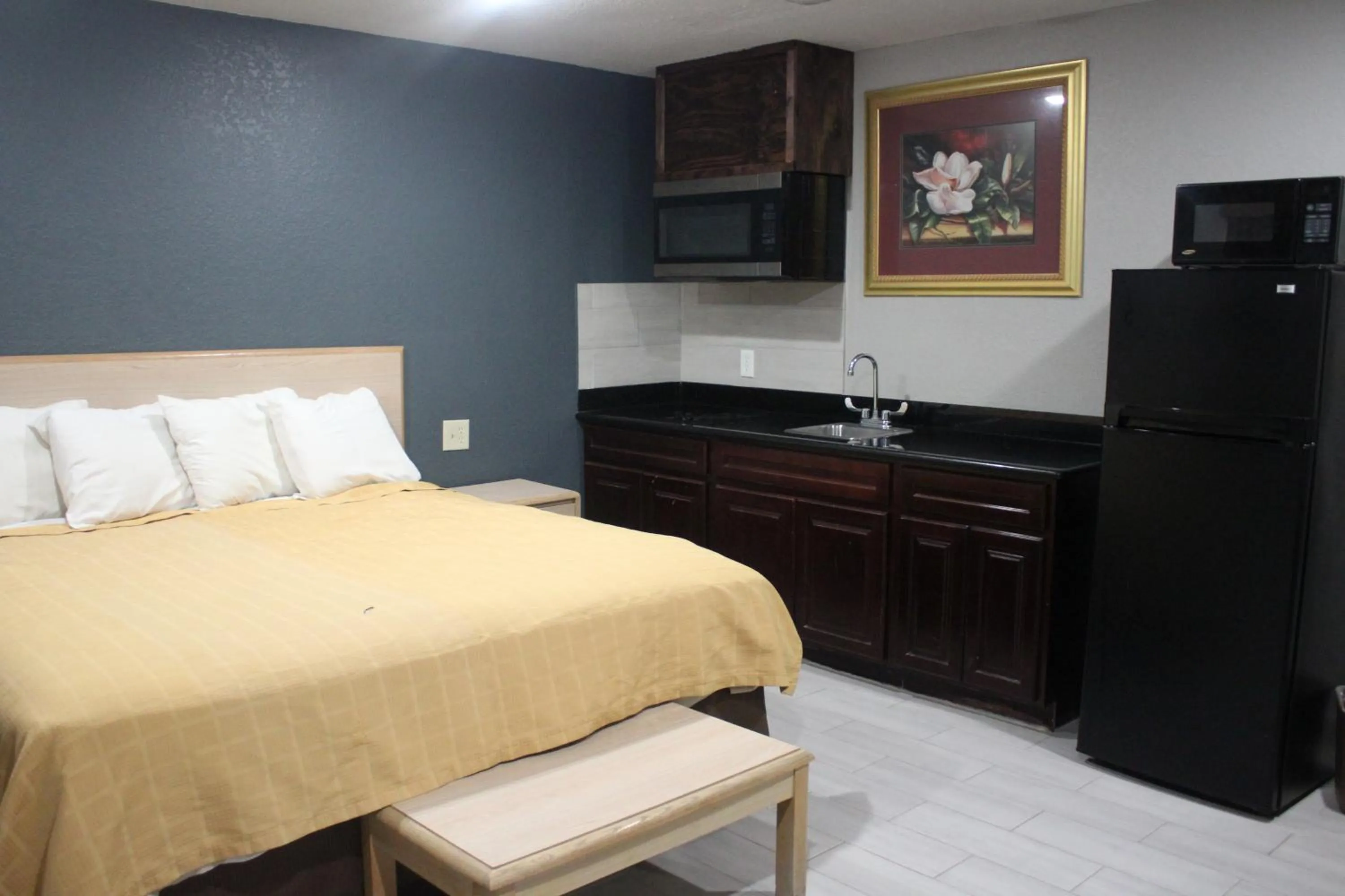 Bed in Village Inn Cotulla