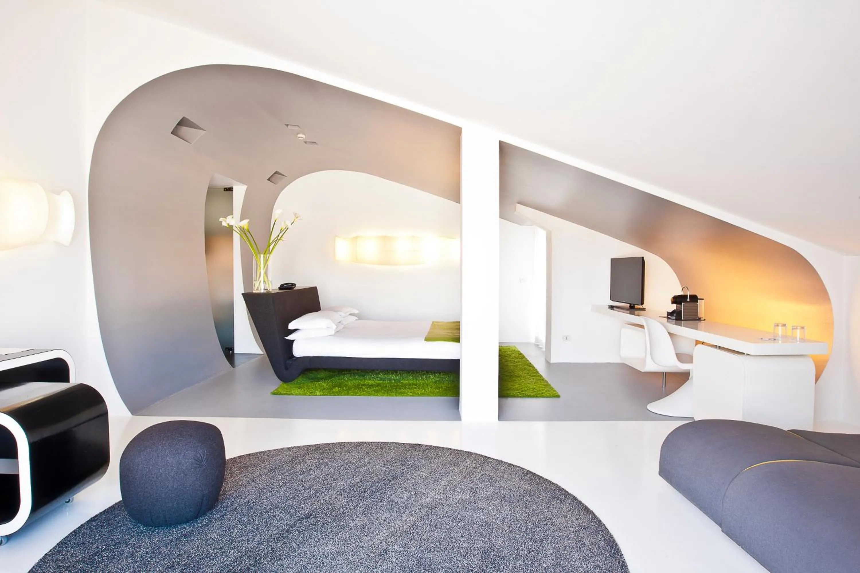 TV and multimedia, Bed in Hotel Ripa Roma