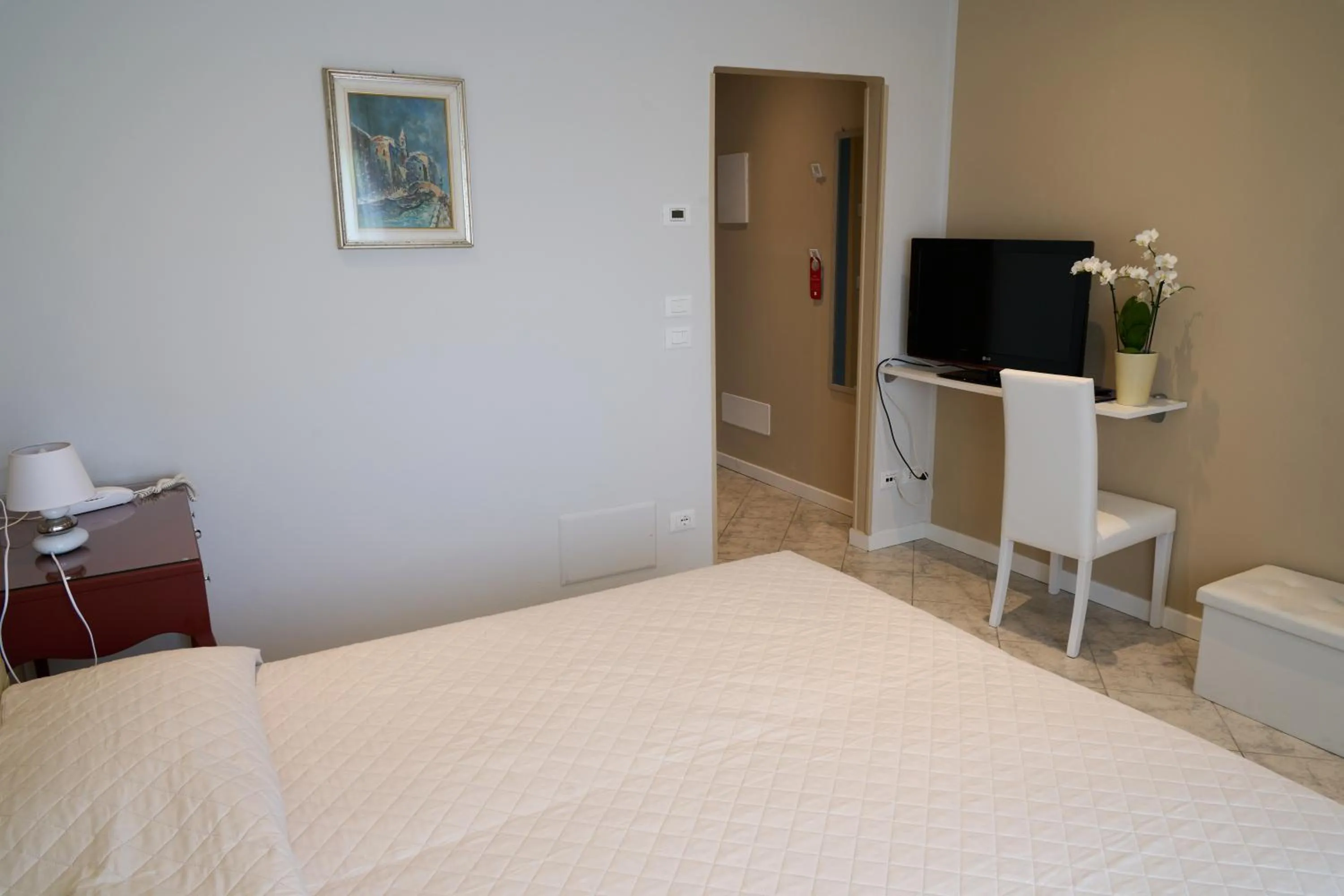 Photo of the whole room, Bed in Hotel Viña del Mar Pineta