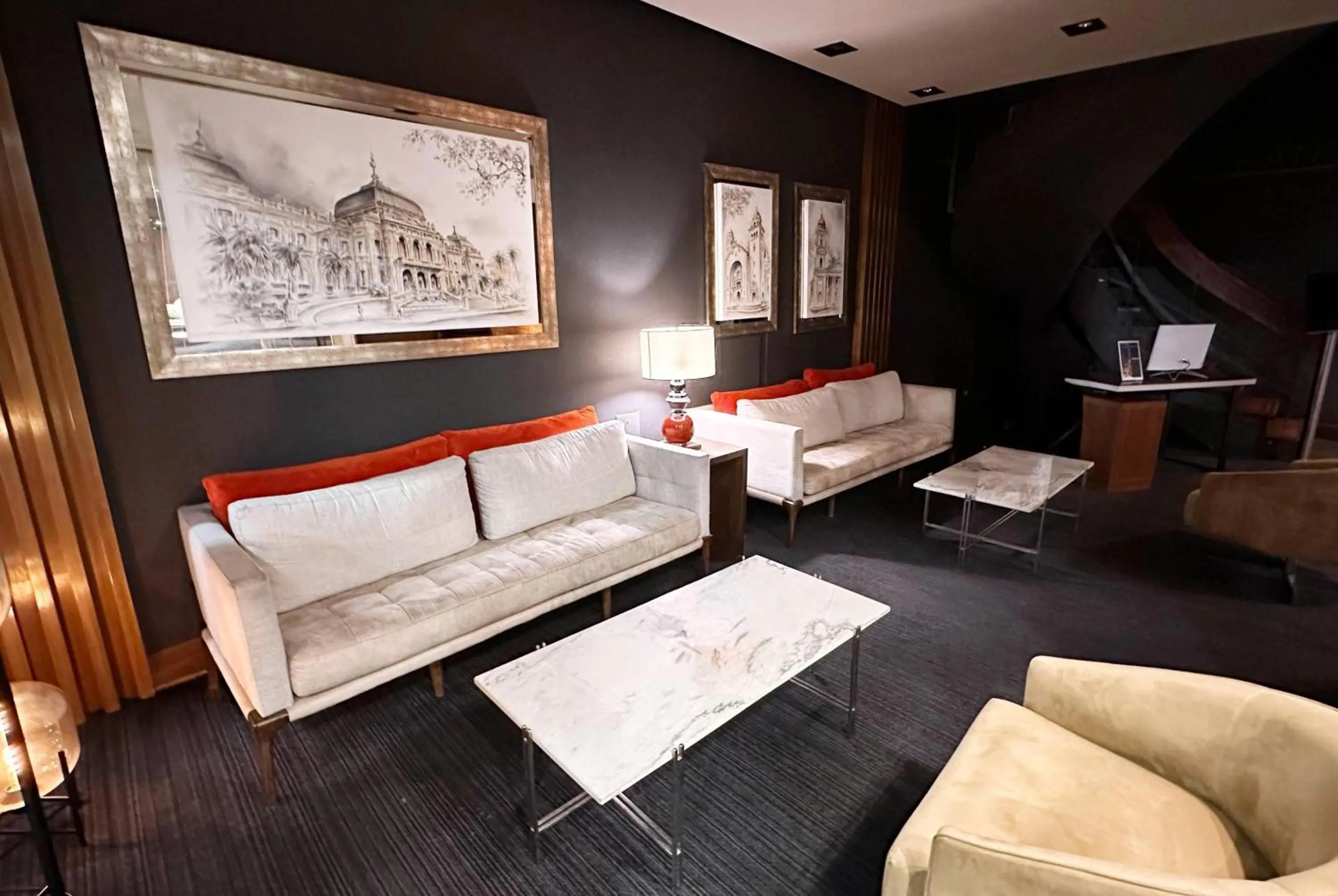 Lounge or bar in Ramada Plaza by Wyndham Tucuman