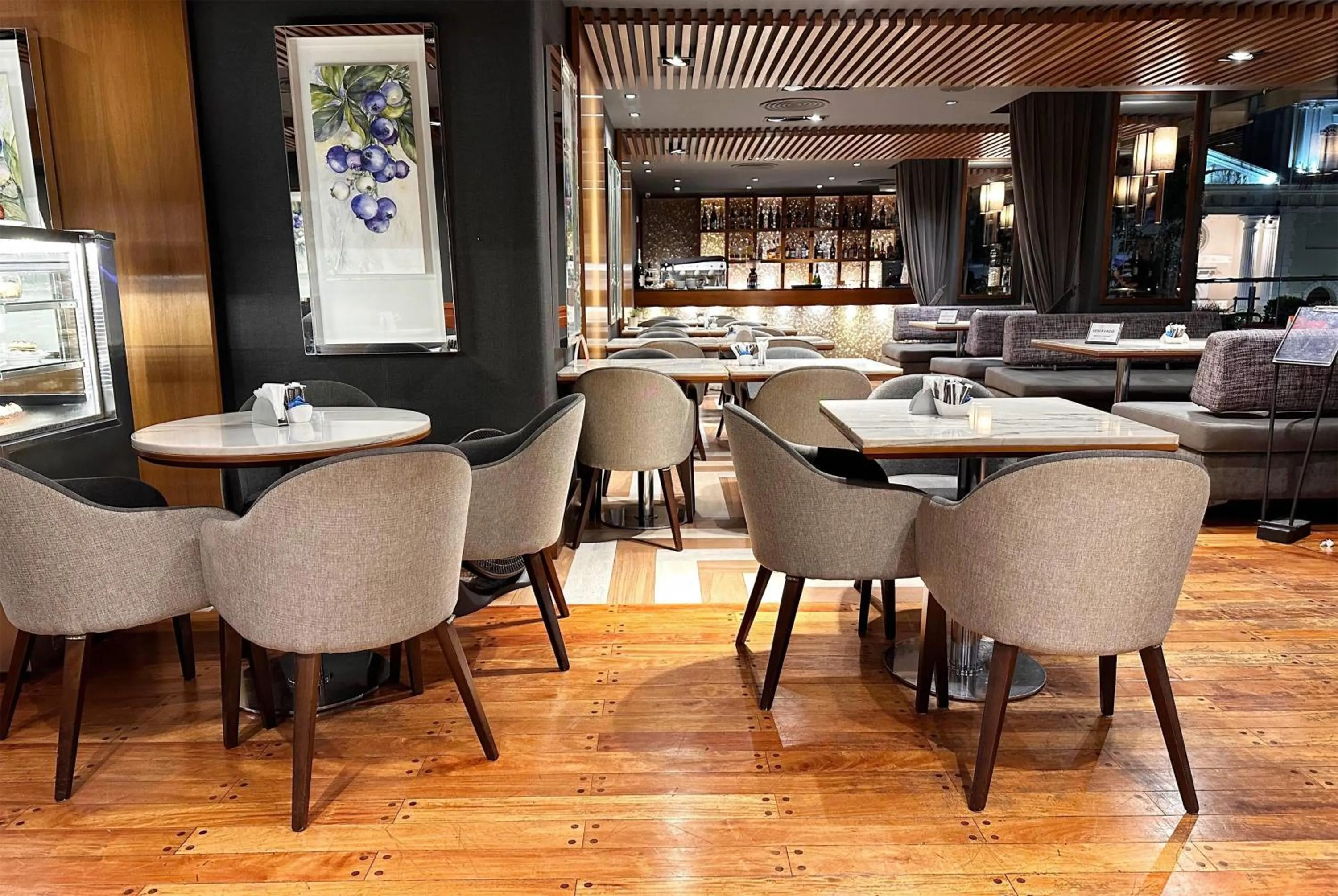 Lounge or bar in Ramada Plaza by Wyndham Tucuman