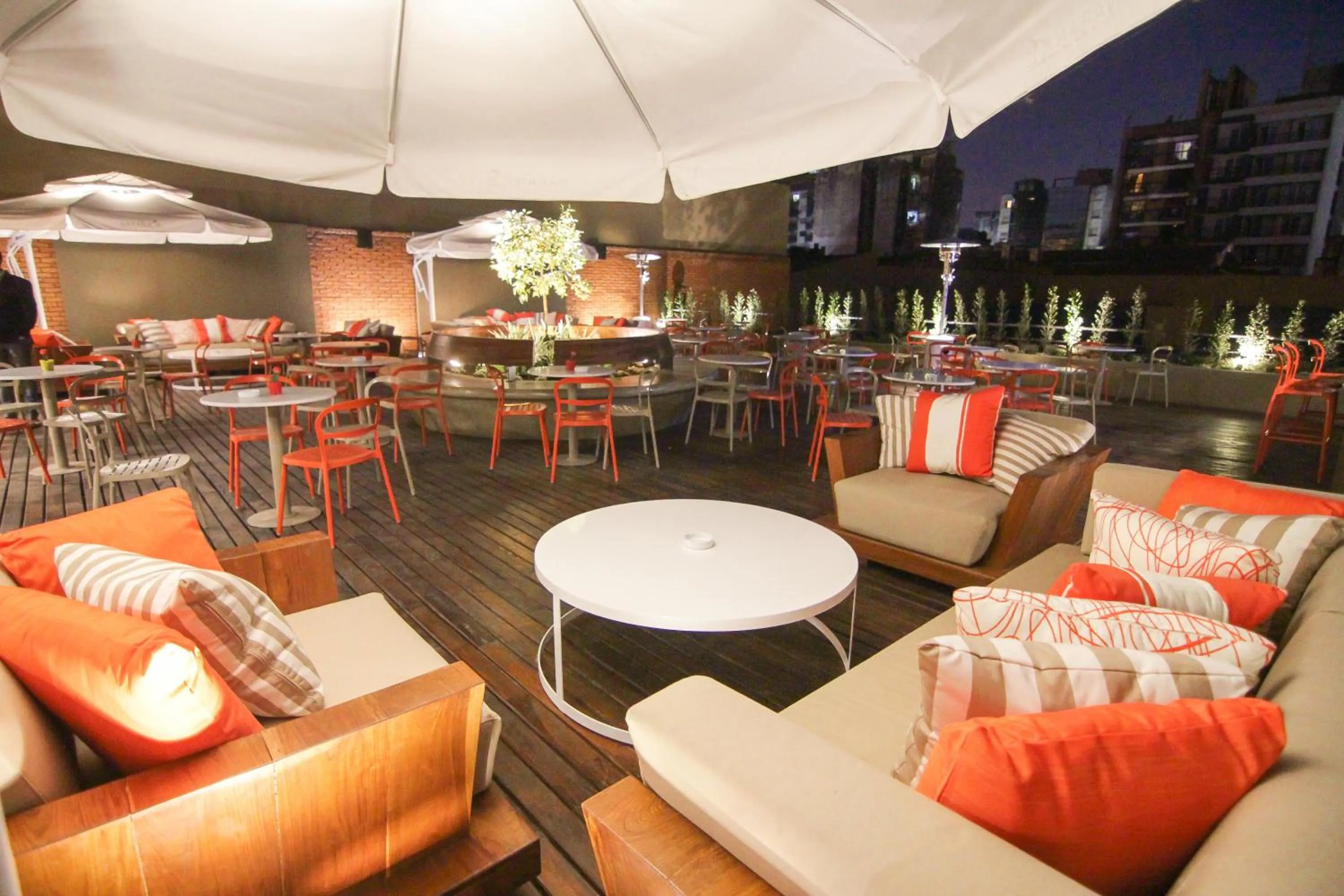 Lounge or bar in Ramada Plaza by Wyndham Tucuman
